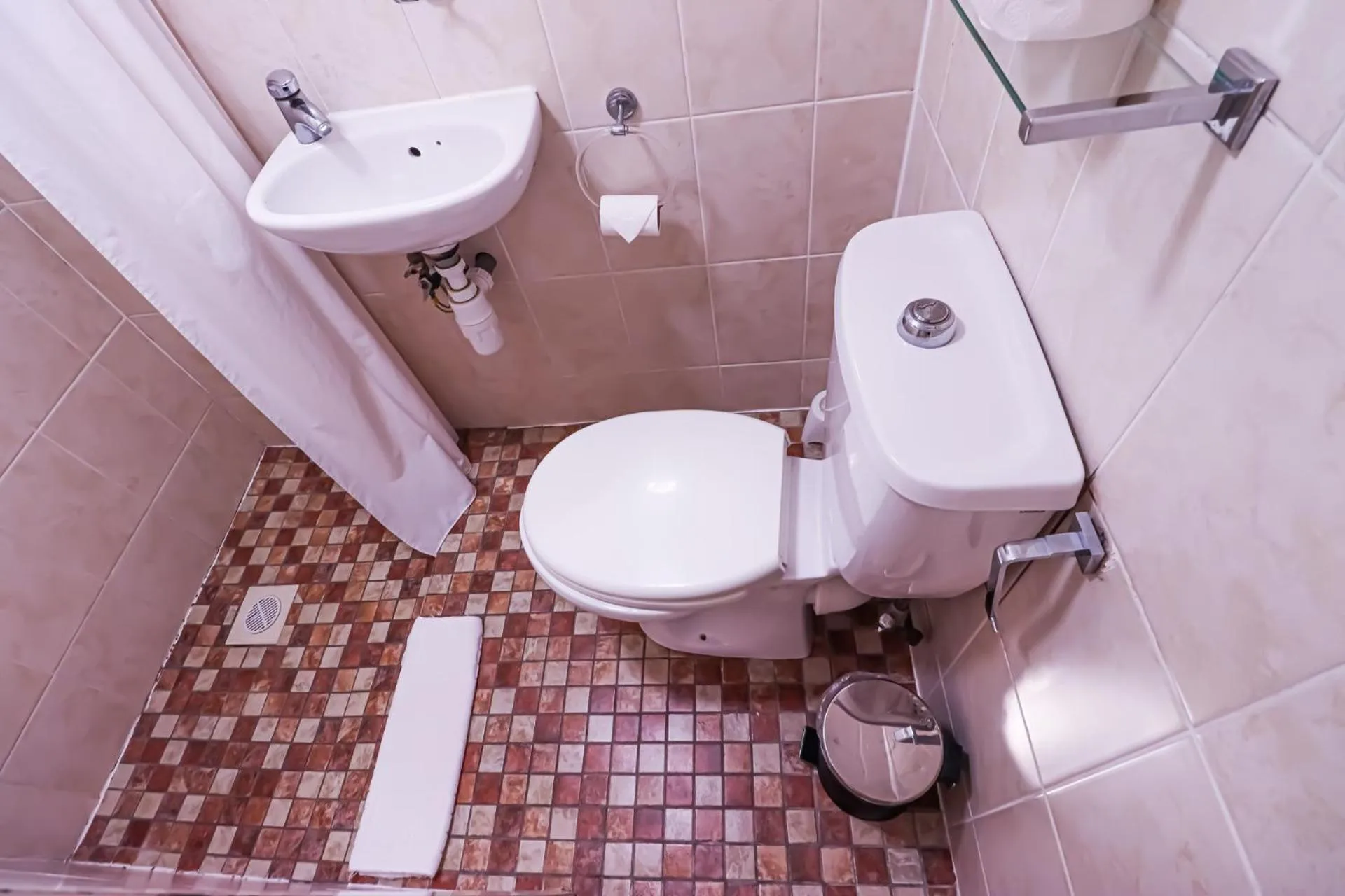 Shower in Fairway Hotel