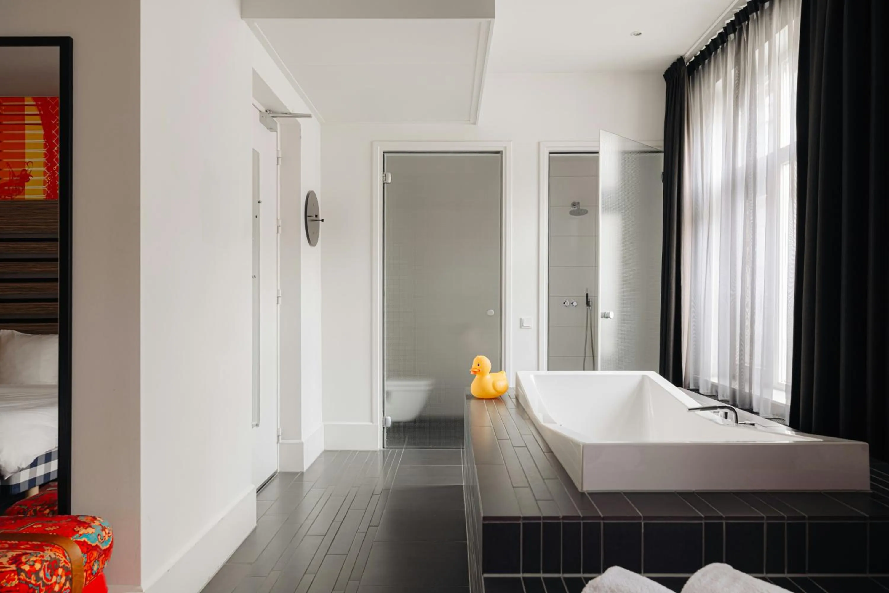 Bathroom, Bed in Leonardo Boutique Hotel Maastricht City Center