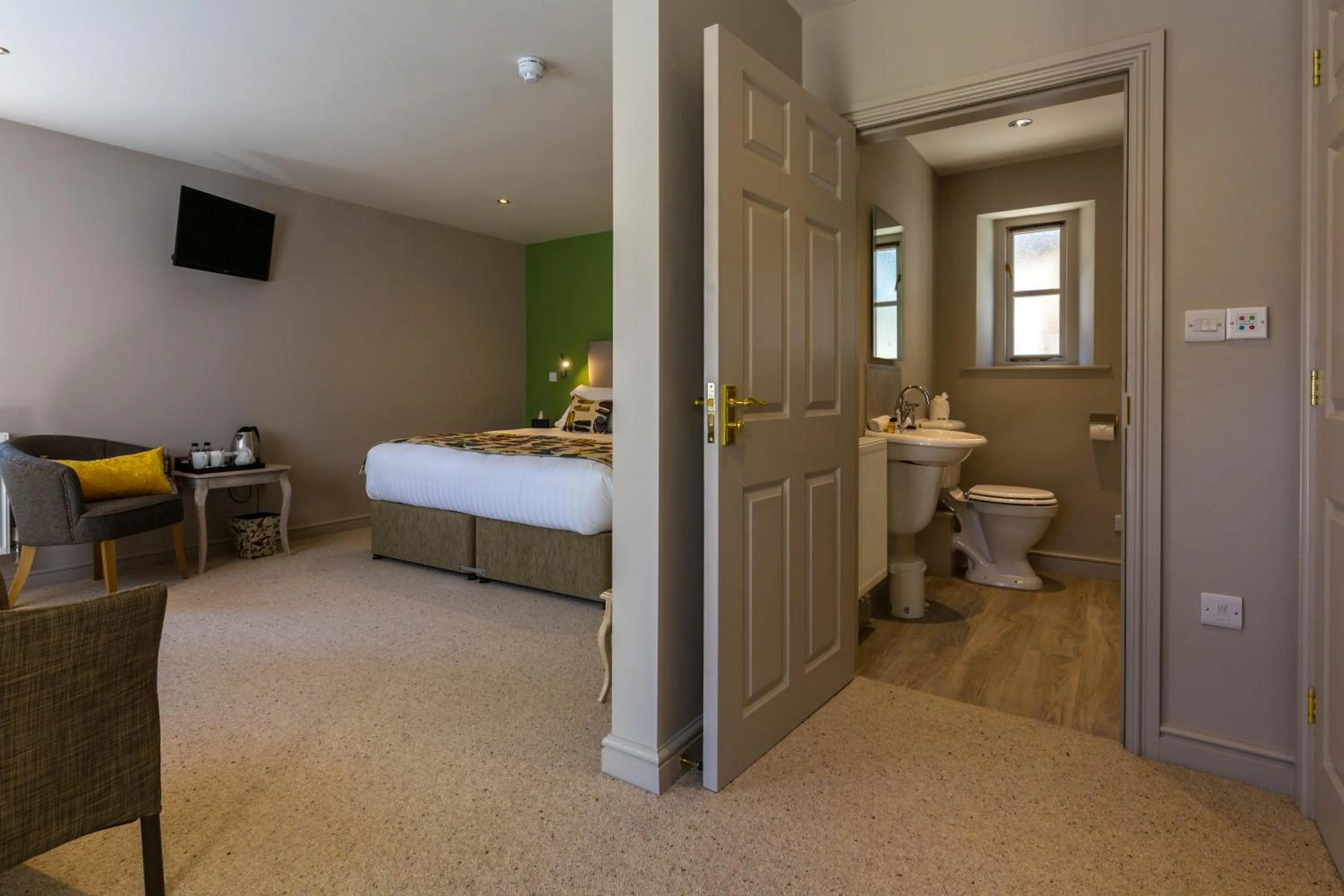 Shower, Bed in Washingborough Hall Hotel