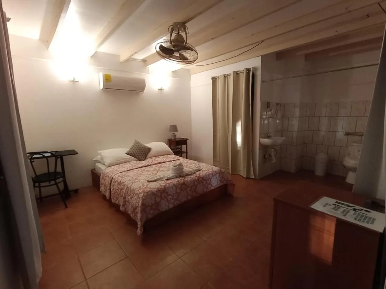 Facility for disabled guests, Bed in Hotel M&M Beach House