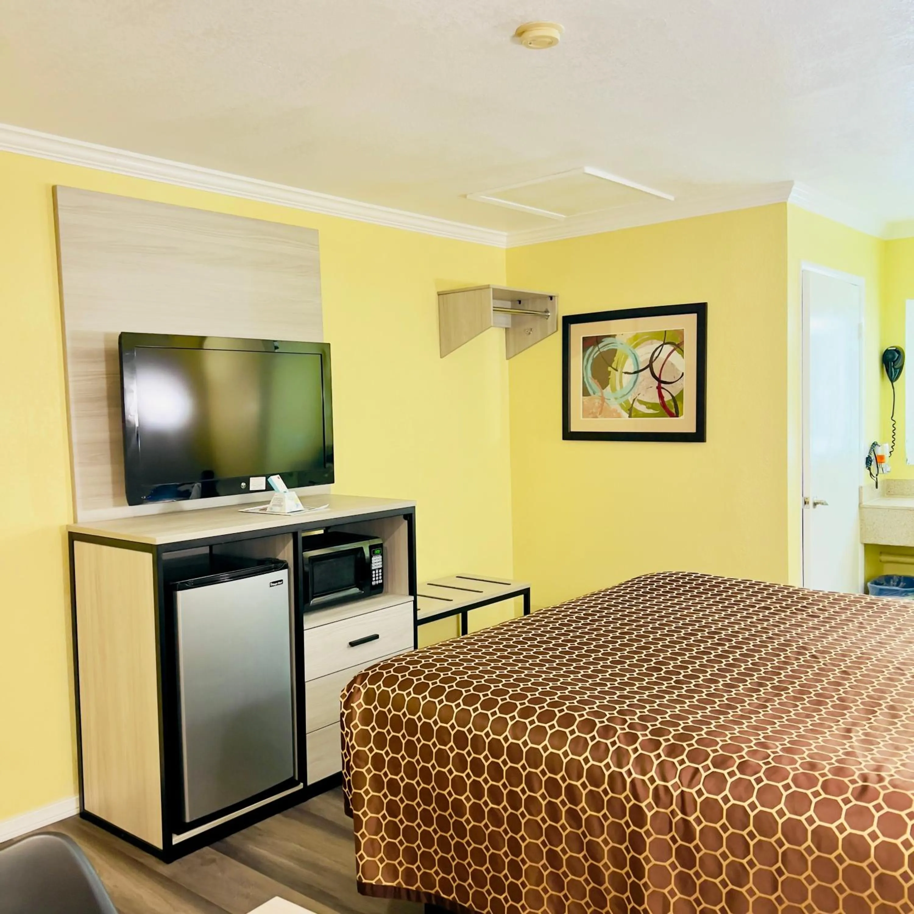 TV and multimedia, Bed in Morro Bay Beach Inn