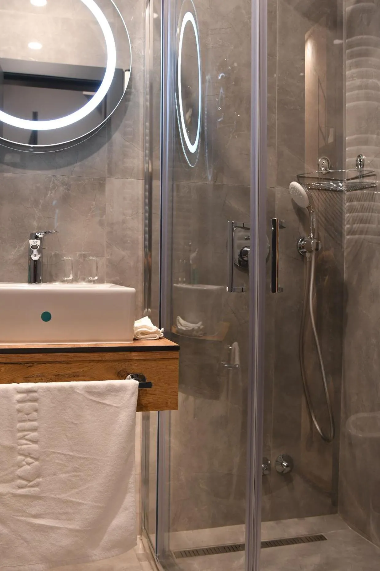 Shower in KAME HOTEL BELGRADE,贝尔格莱德凯美酒店