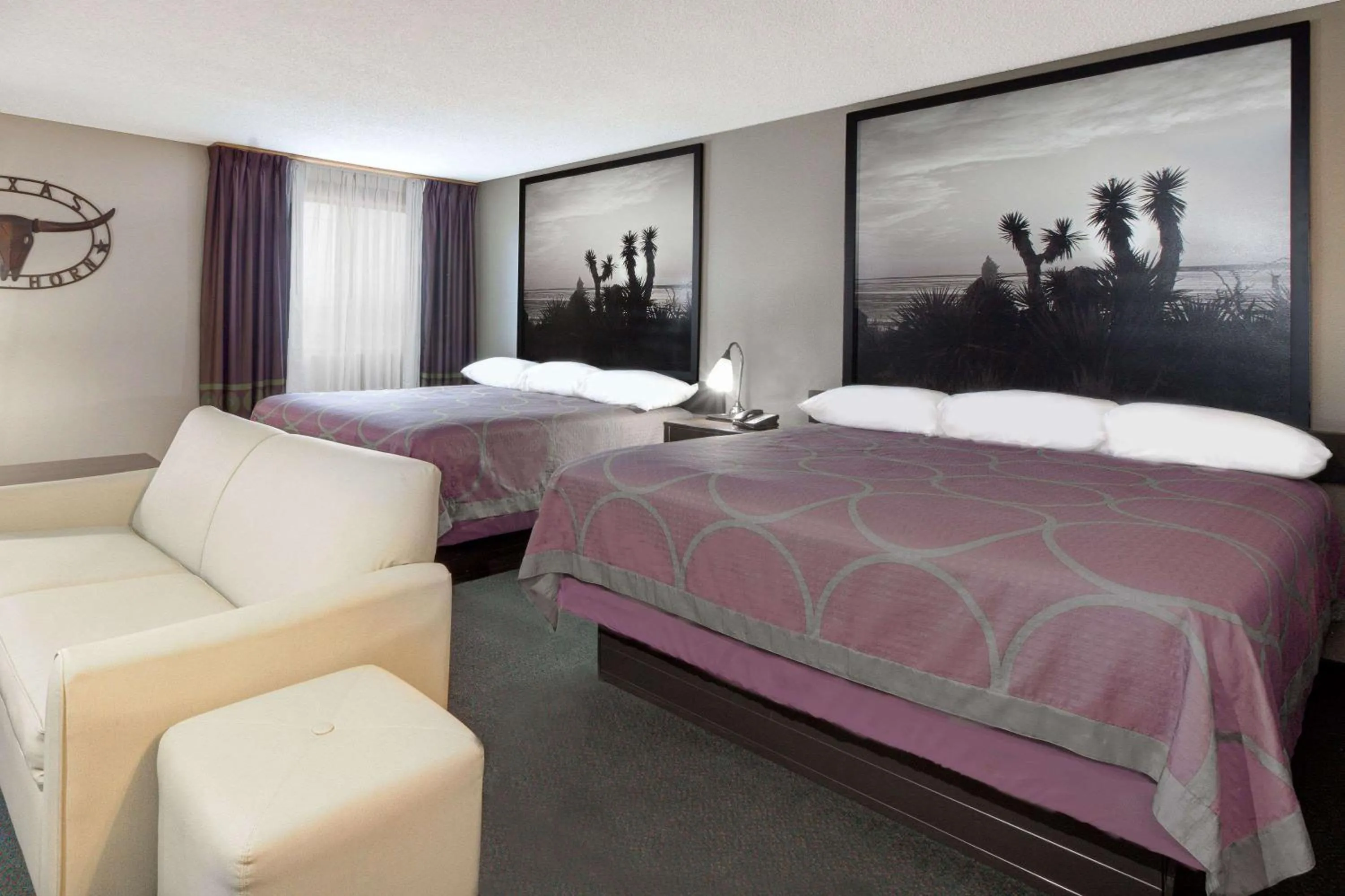 Bed in Super 8 by Wyndham Victoria/North/Mall Area