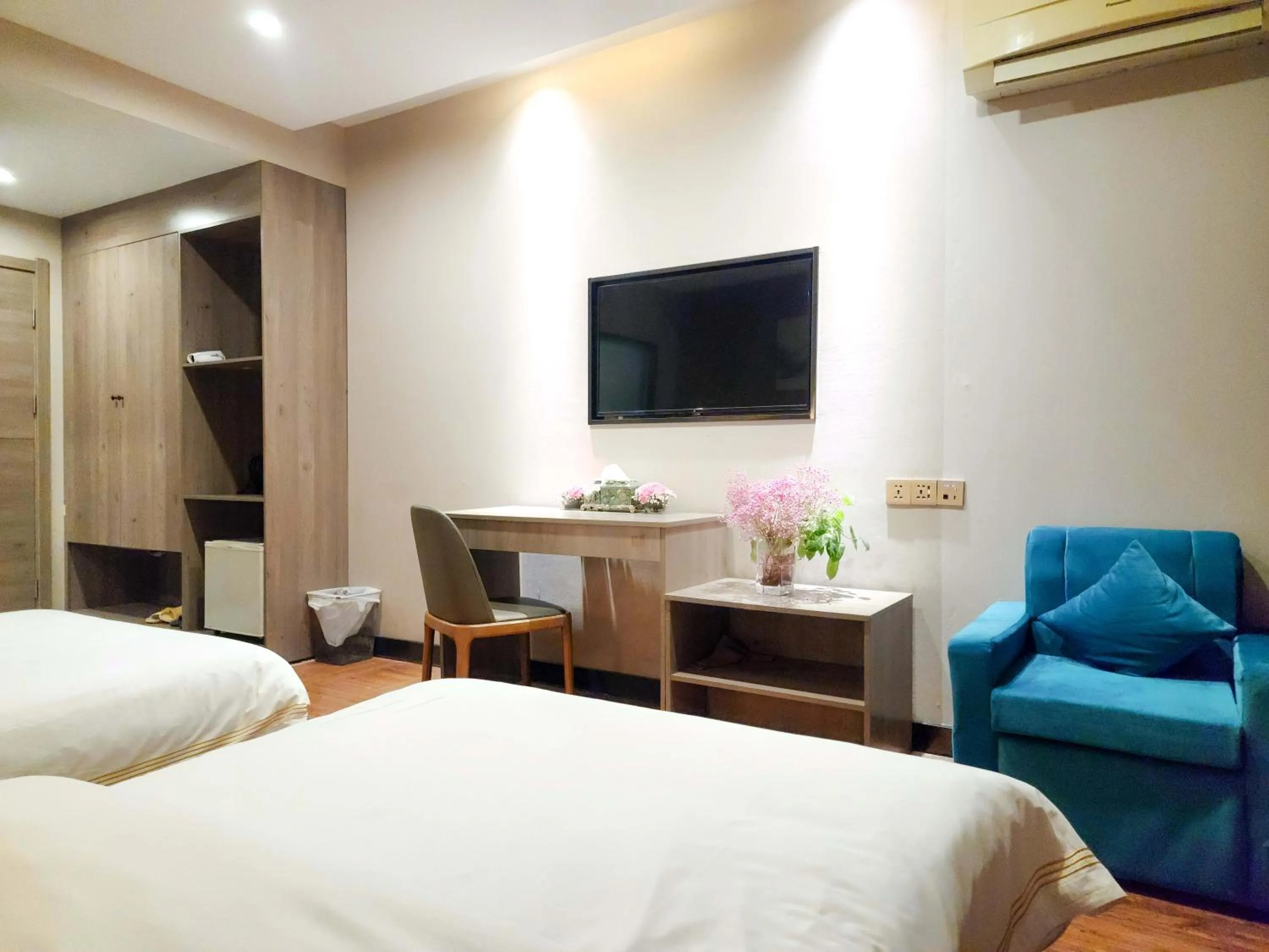 Bed in Sunshine Hotel