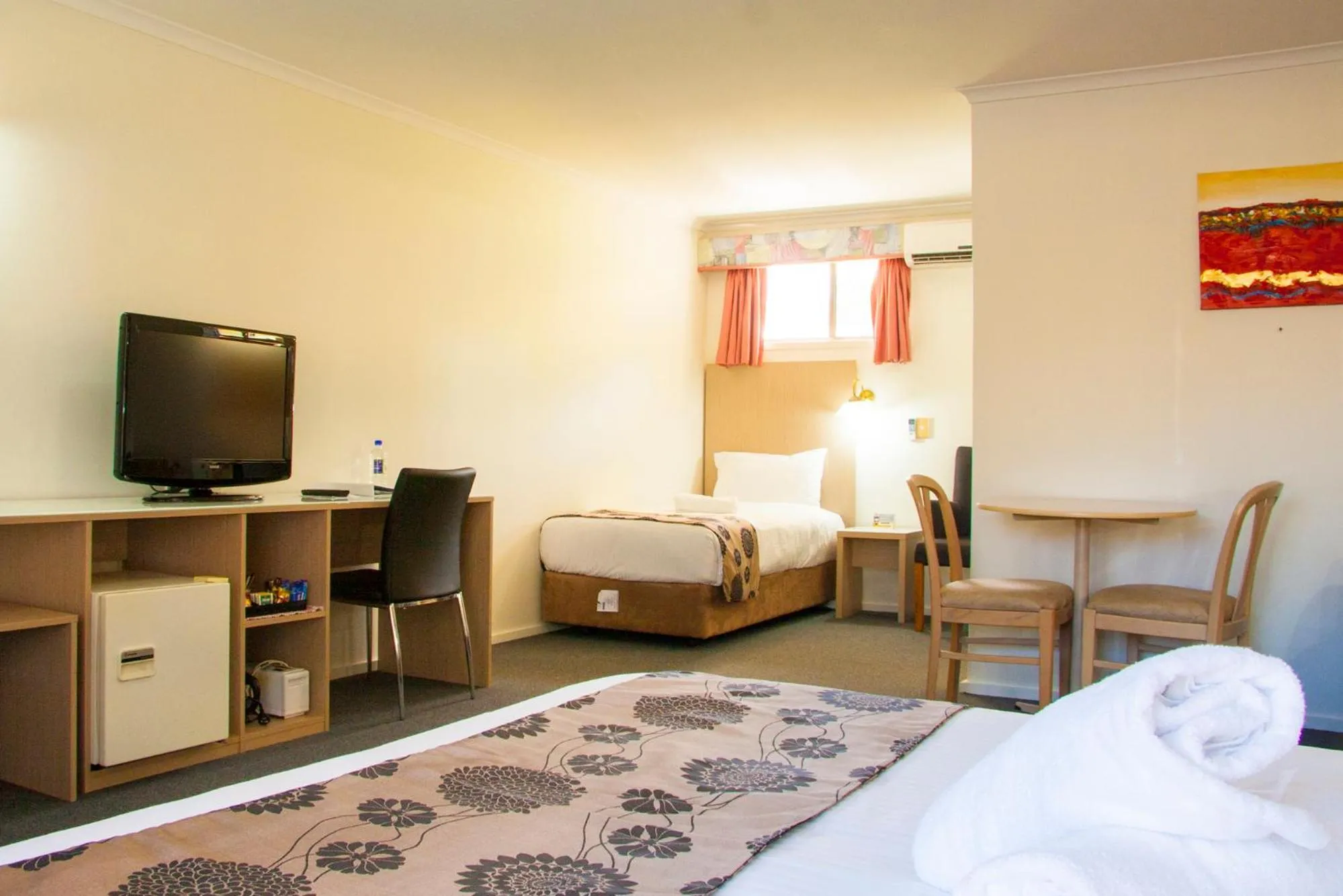 Photo of the whole room, Bed in Coffs Windmill Motel