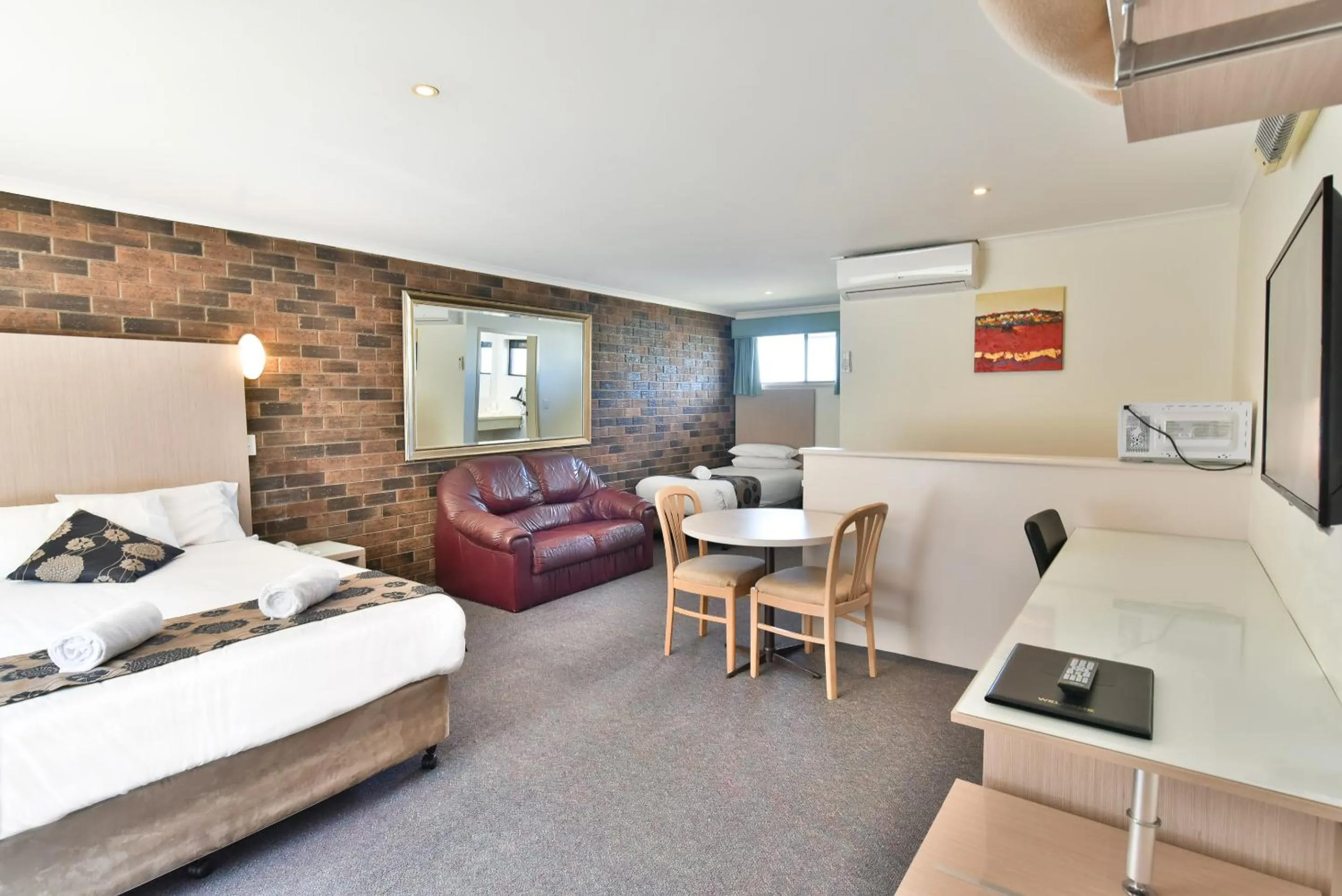 Dining area, Bed in Coffs Windmill Motel