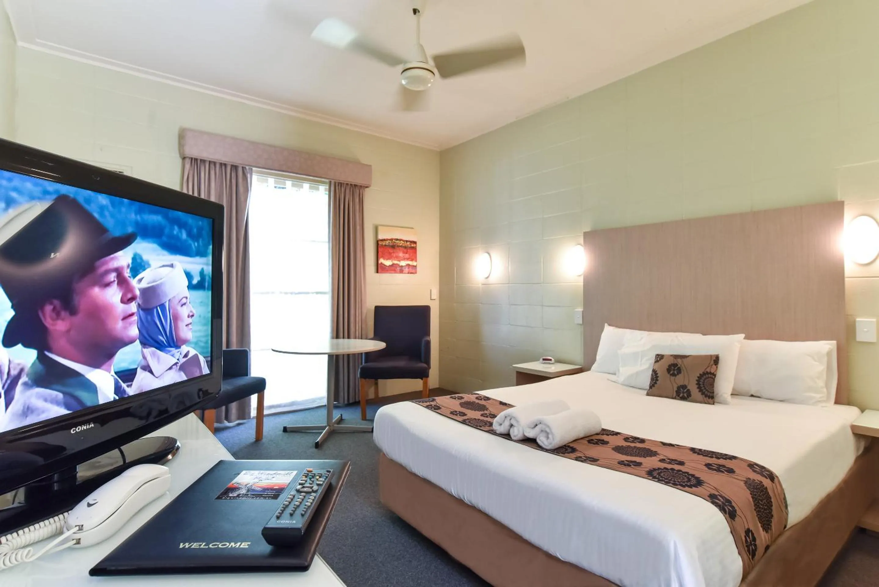 Photo of the whole room, Bed in Coffs Windmill Motel