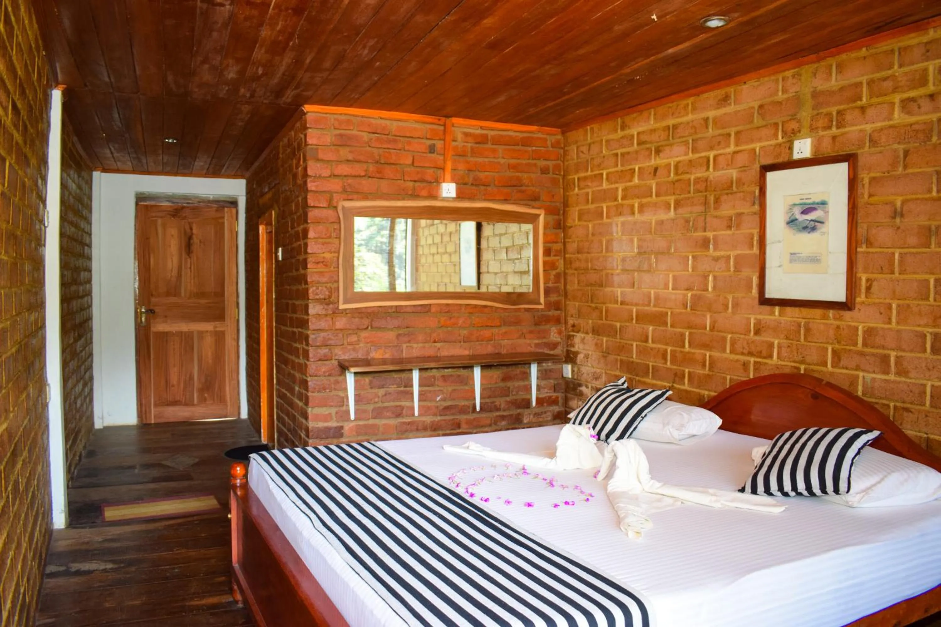 Photo of the whole room, Bed in Rafters Retreat