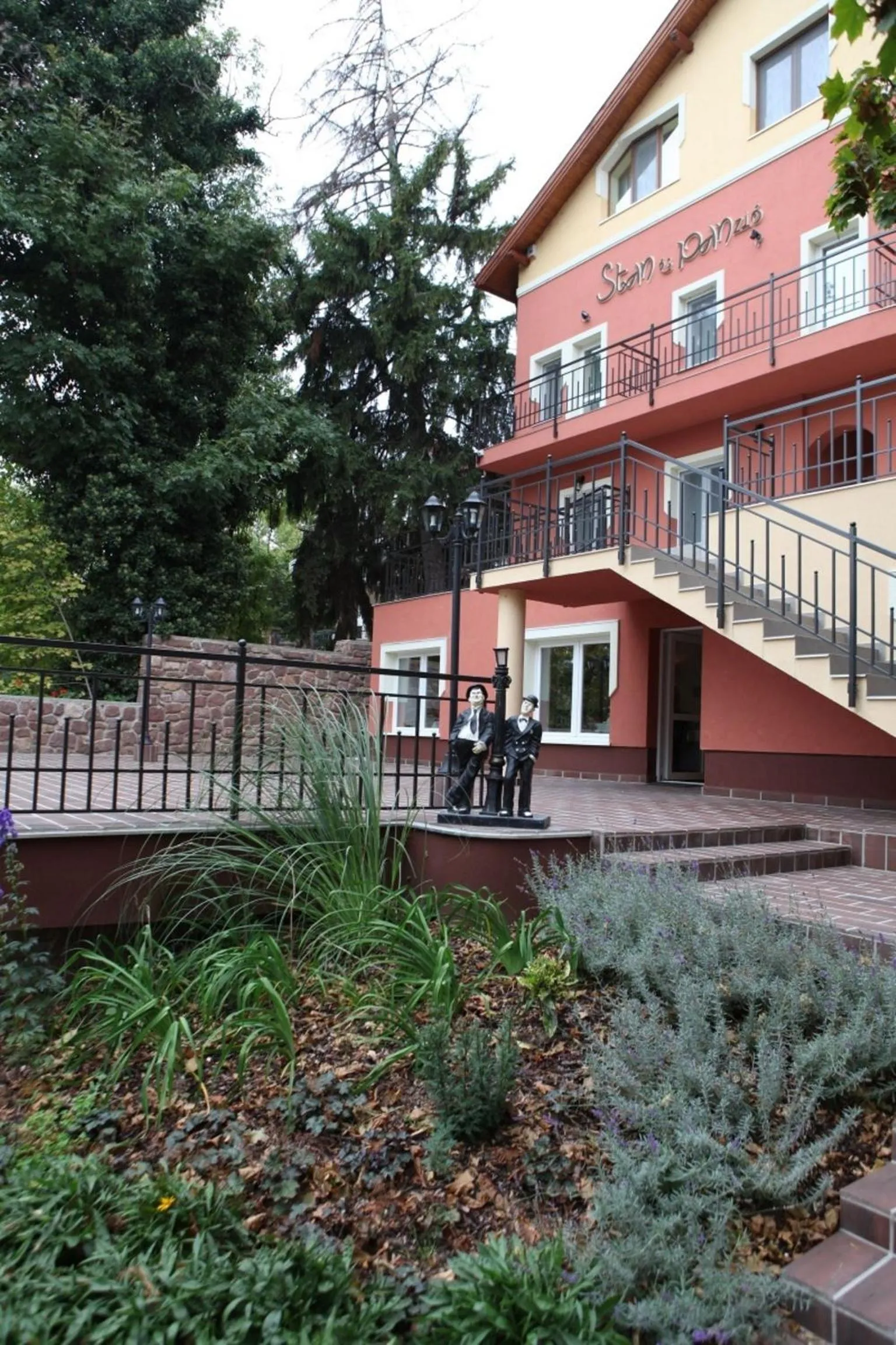 Facade/entrance in Stan és Panzió