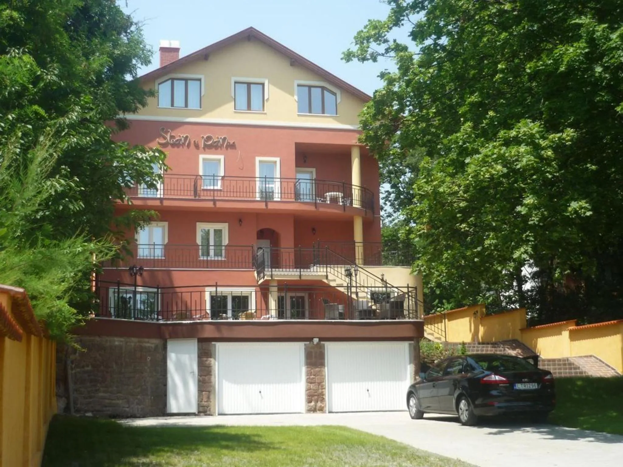 Facade/entrance in Stan és Panzió
