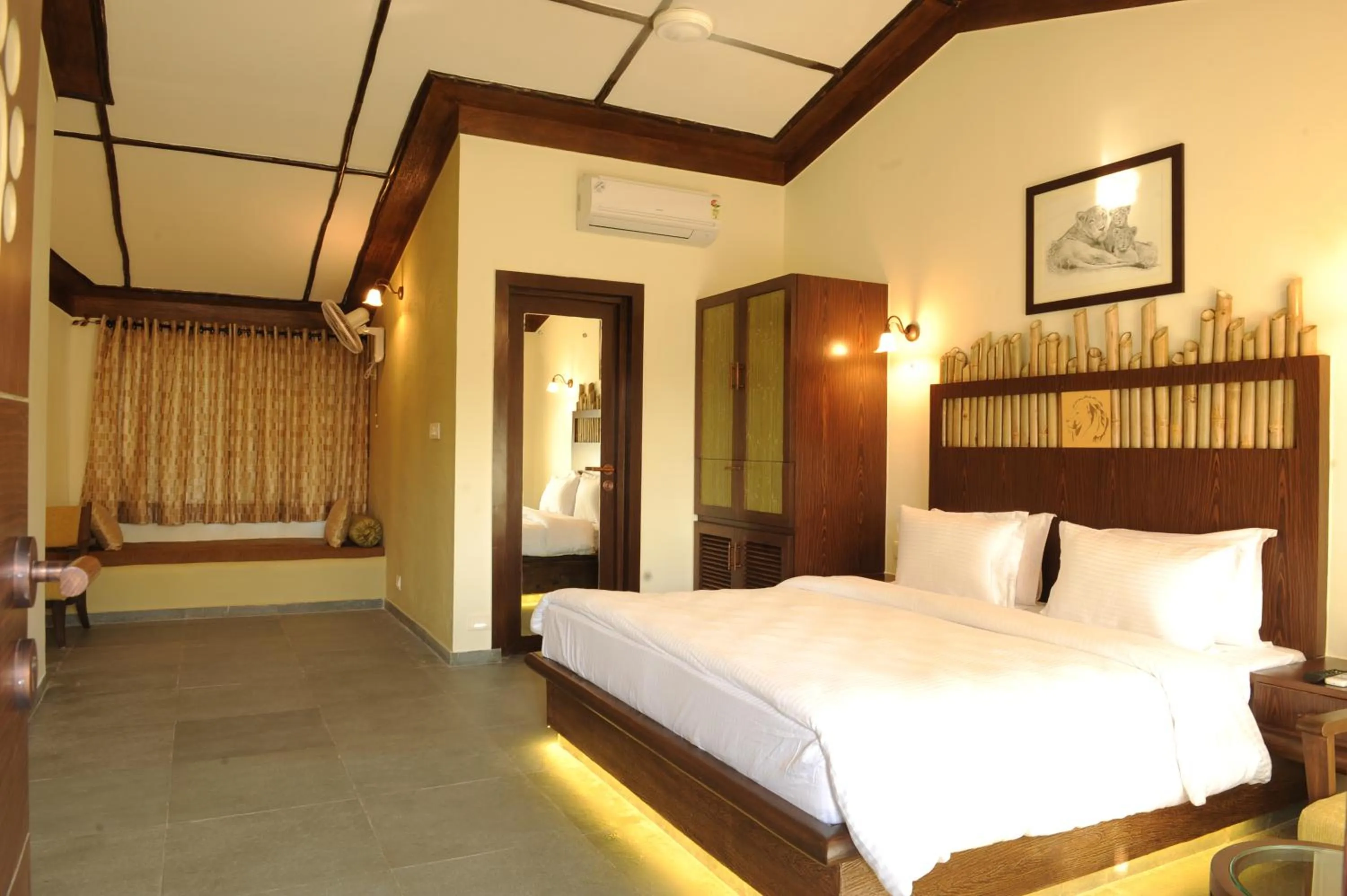 Bedroom, Bed in Asiatic Lion Lodge