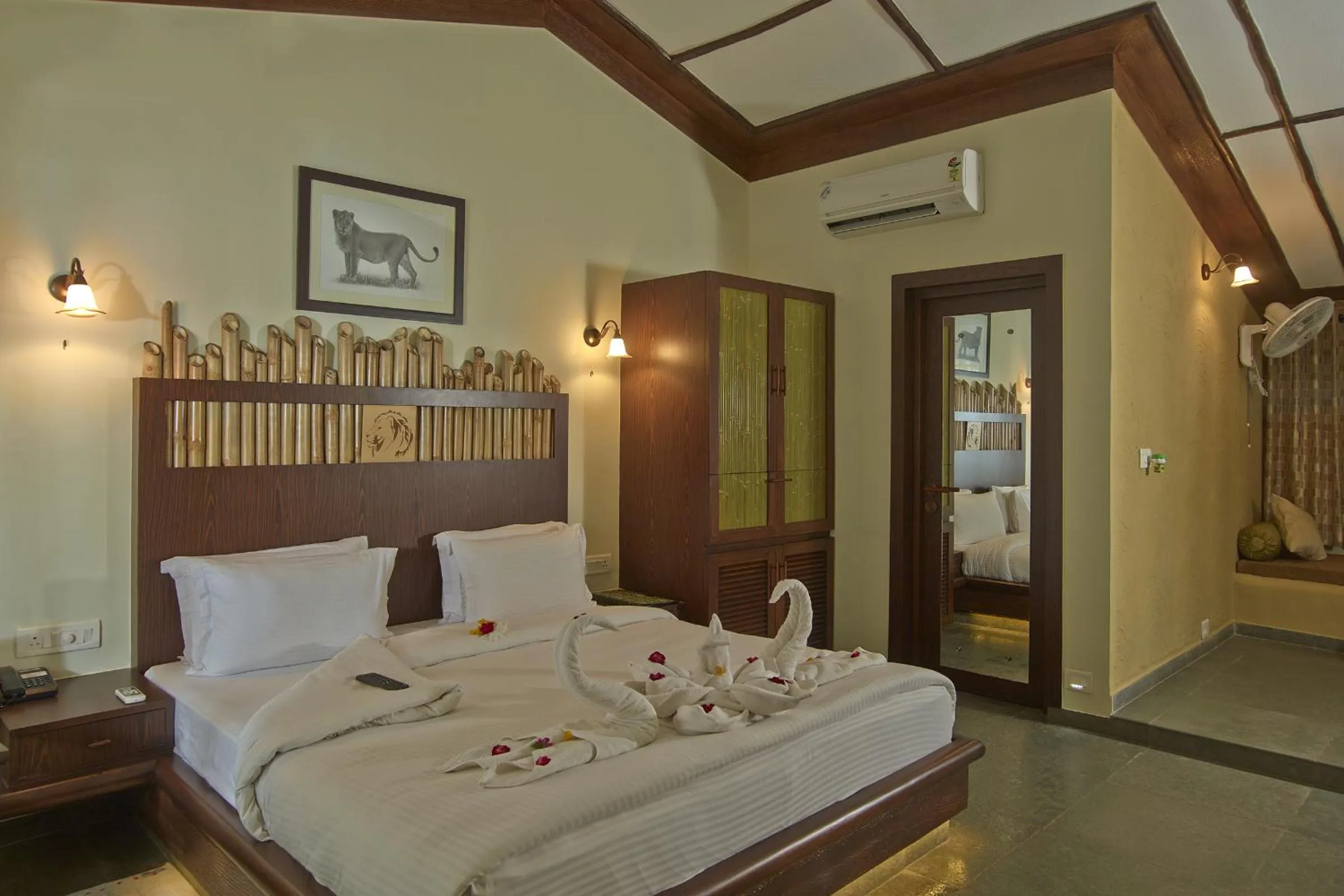 Photo of the whole room, Bed in Asiatic Lion Lodge