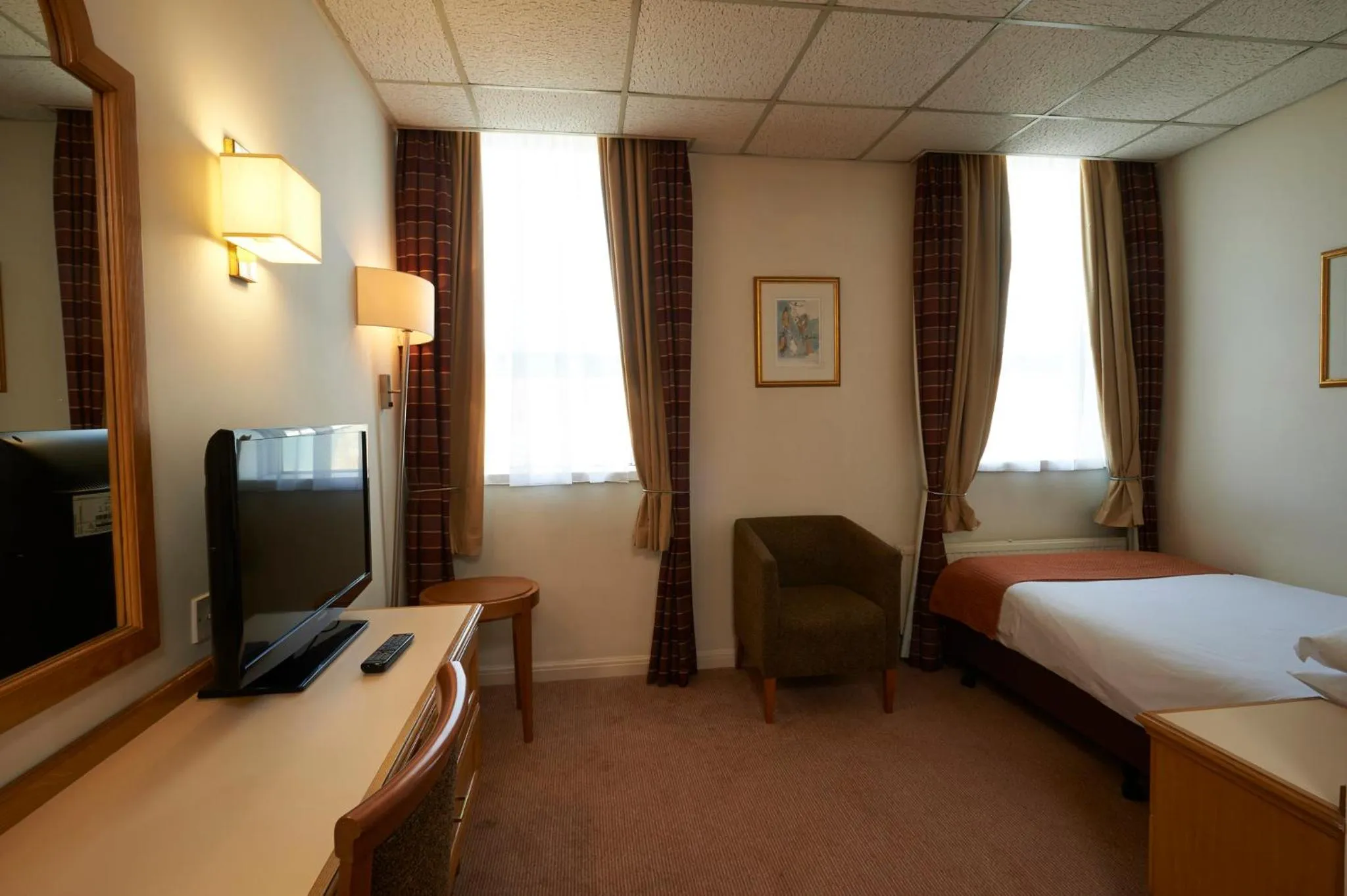 Photo of the whole room, Bed in Holiday Inn Doncaster A1- M Jct 36 by IHG