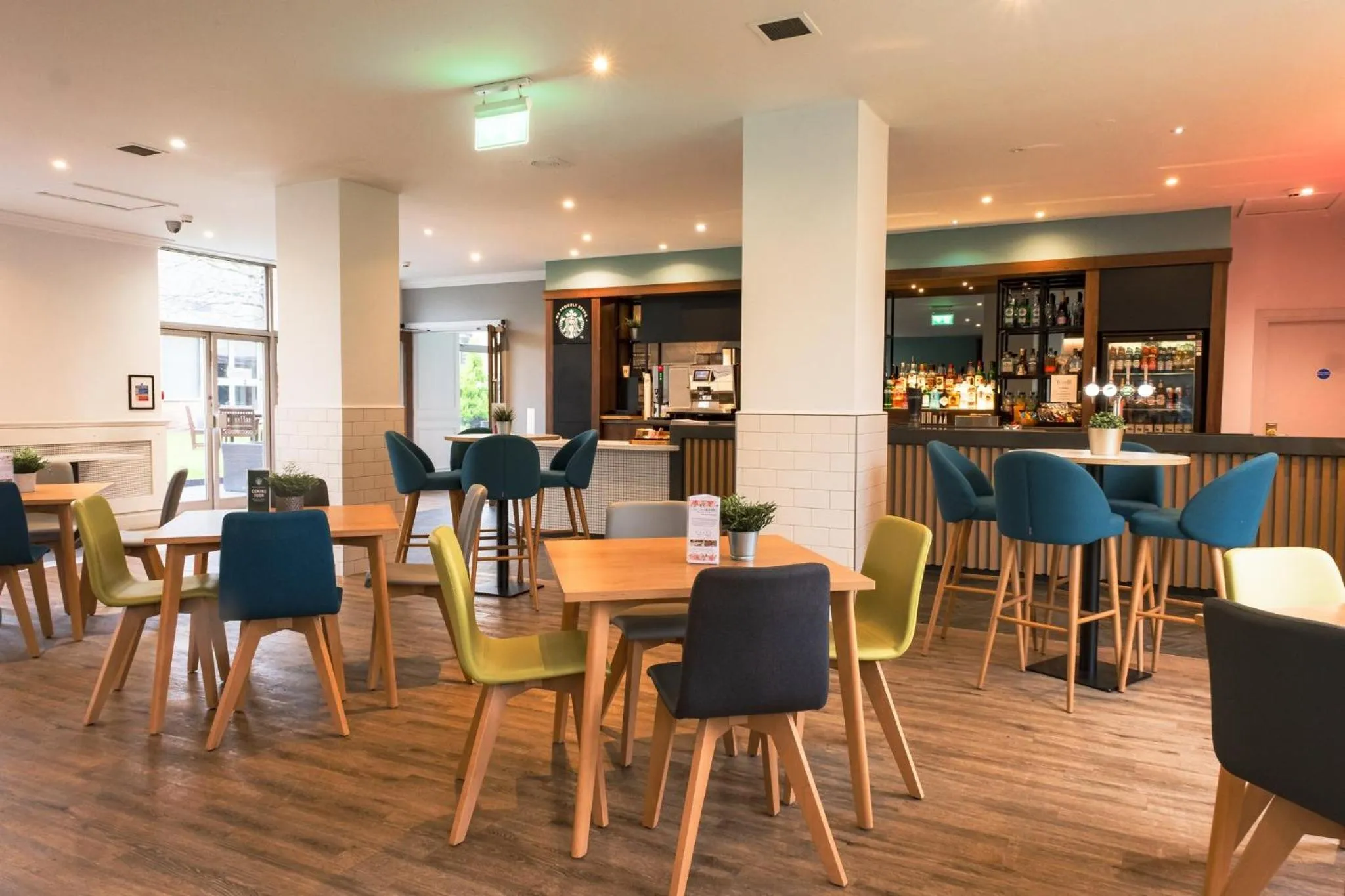 Lounge or bar in Holiday Inn Doncaster A1- M Jct 36 by IHG