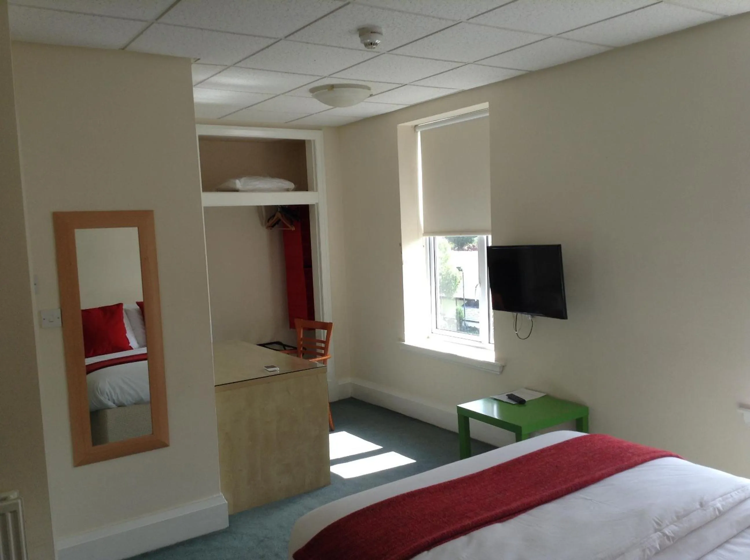 Bed, TV/Entertainment Center in The Devonshire House Hotel