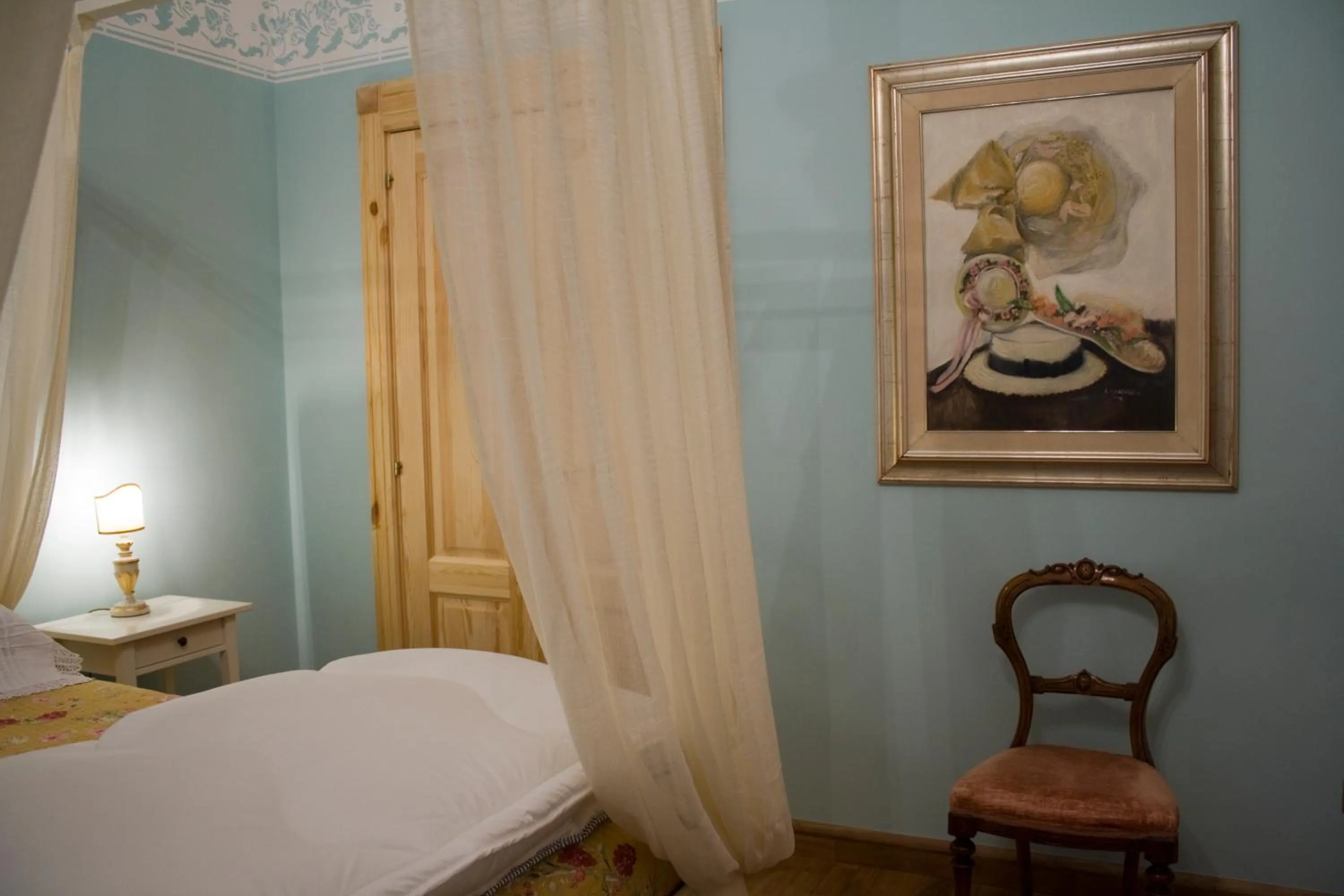 Decorative detail, Bed in ex BENEFICIO Santa MARIA della SCALA B&B de Charme