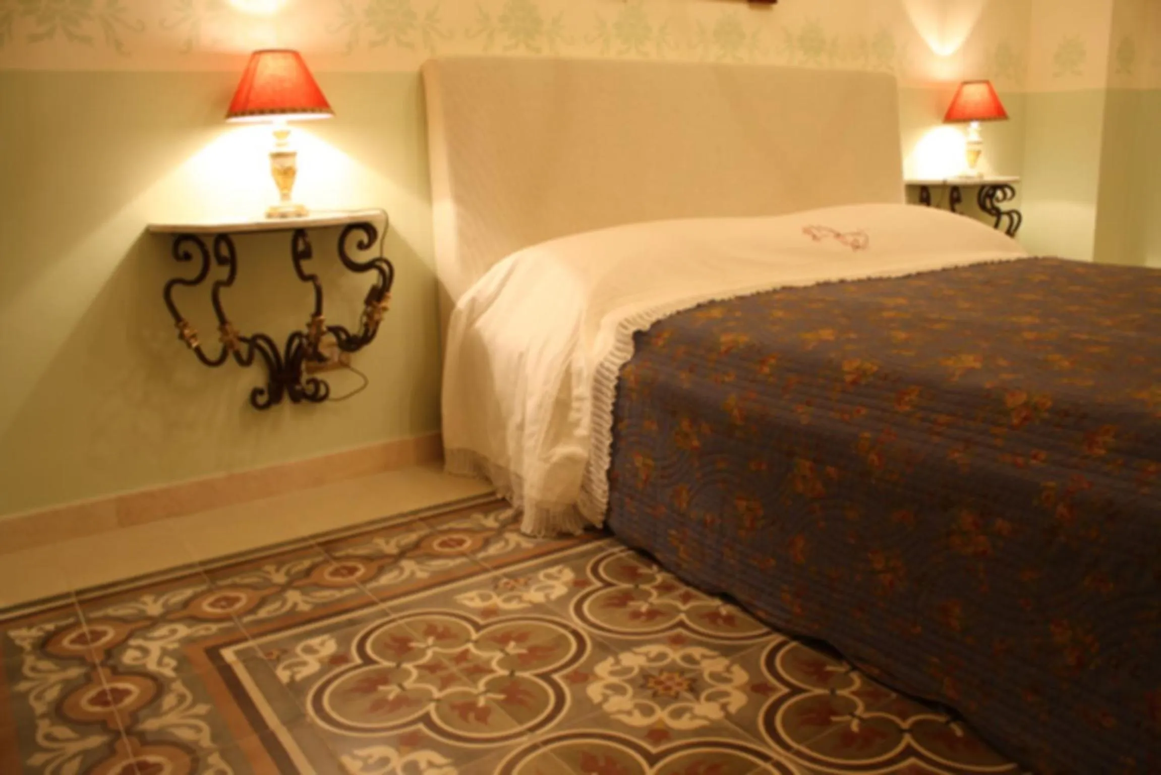 Decorative detail, Bed in ex BENEFICIO Santa MARIA della SCALA B&B de Charme