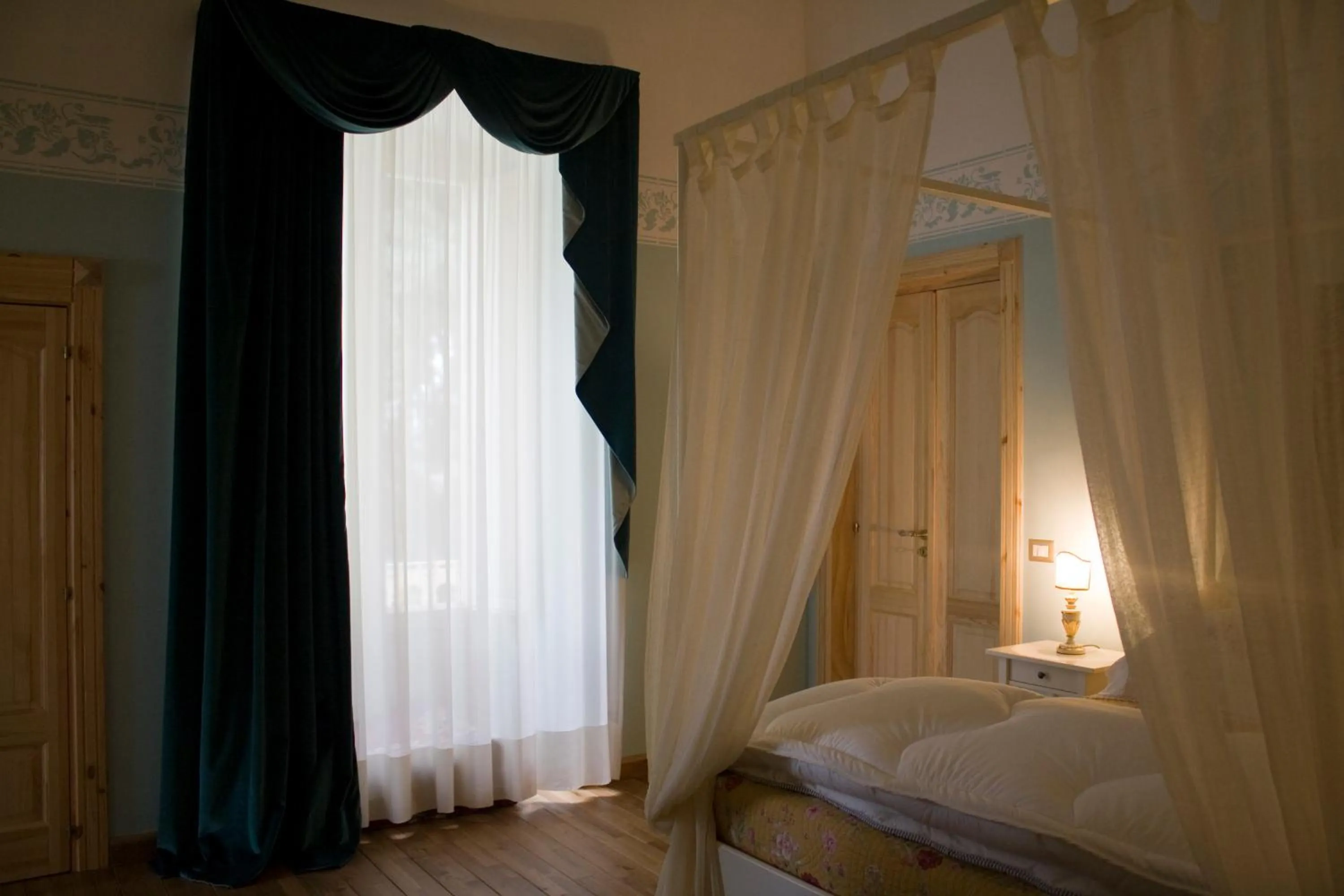 Decorative detail, Bed in ex BENEFICIO Santa MARIA della SCALA B&B de Charme