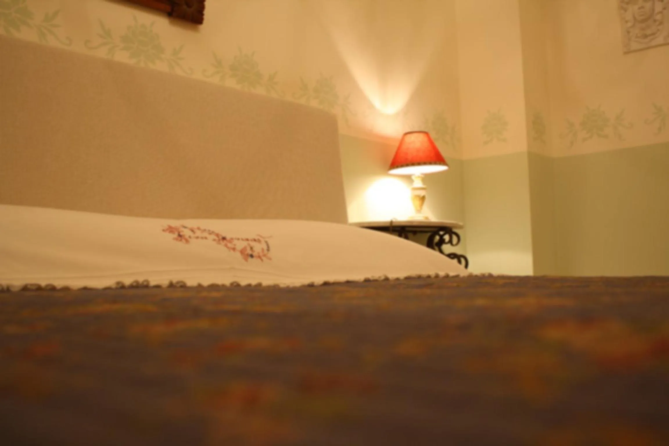 Decorative detail, Bed in ex BENEFICIO Santa MARIA della SCALA B&B de Charme