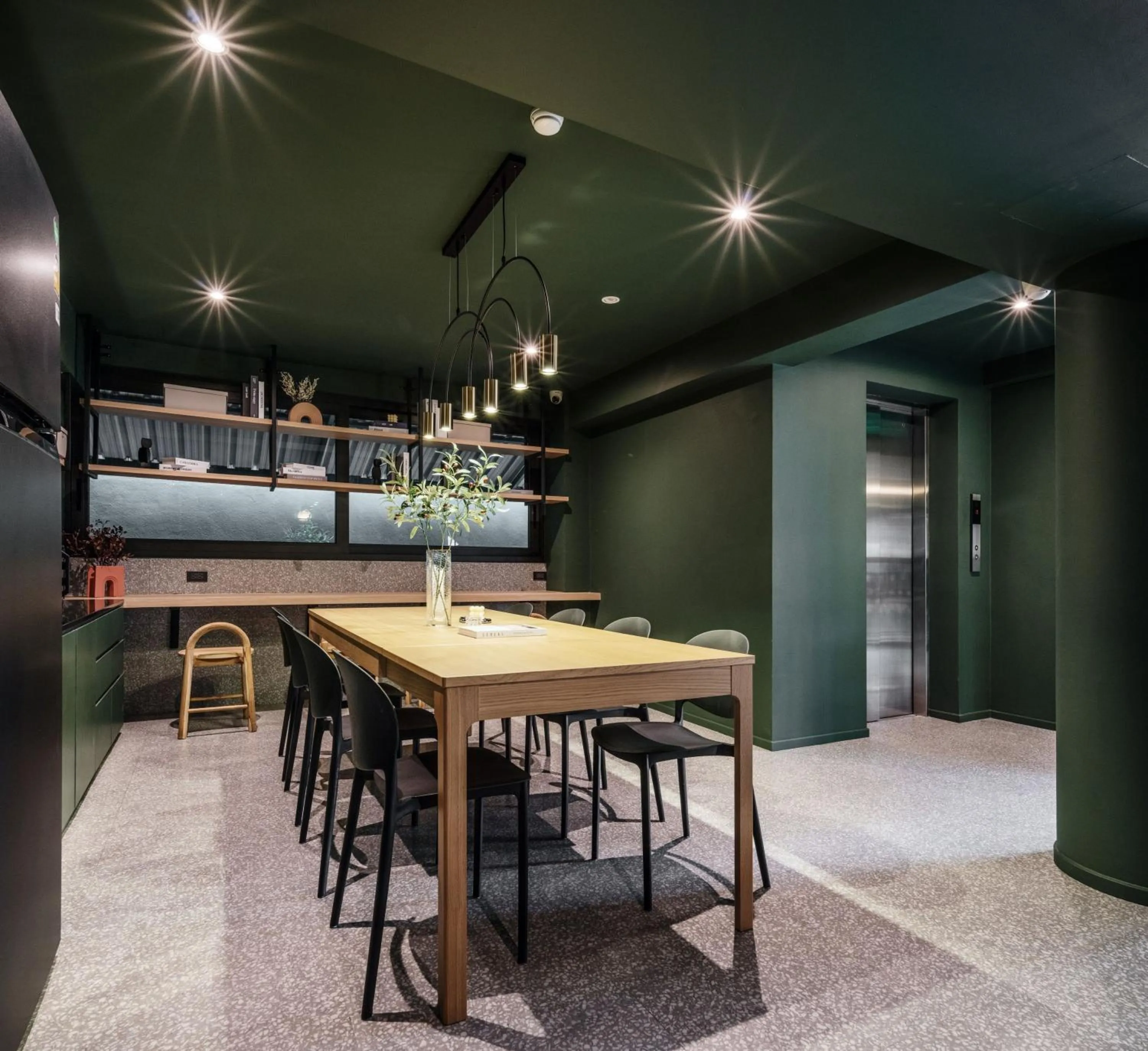 Communal kitchen in Cher Hostel Bangkok