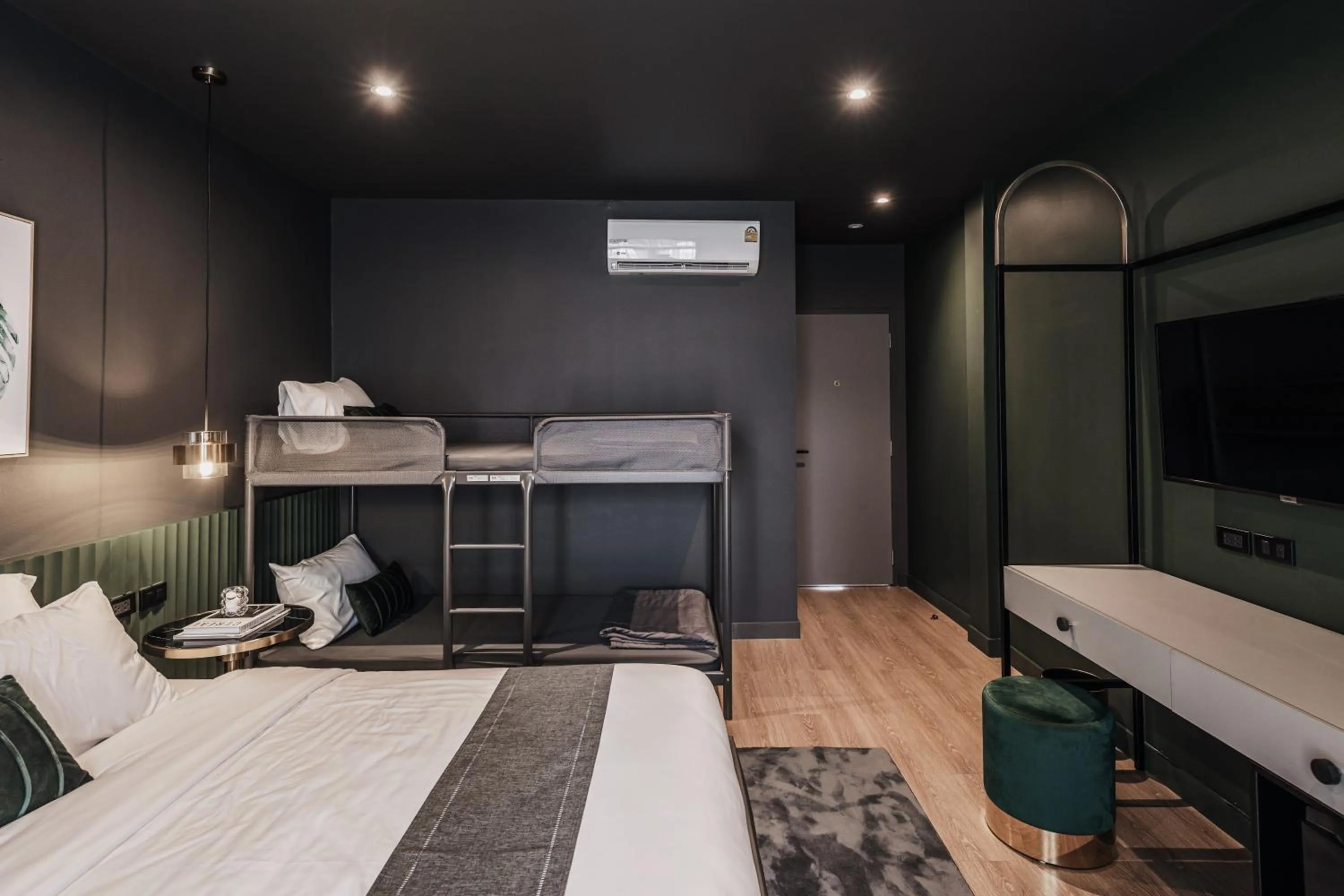 Communal lounge/ TV room, Bed in Cher Hostel Bangkok