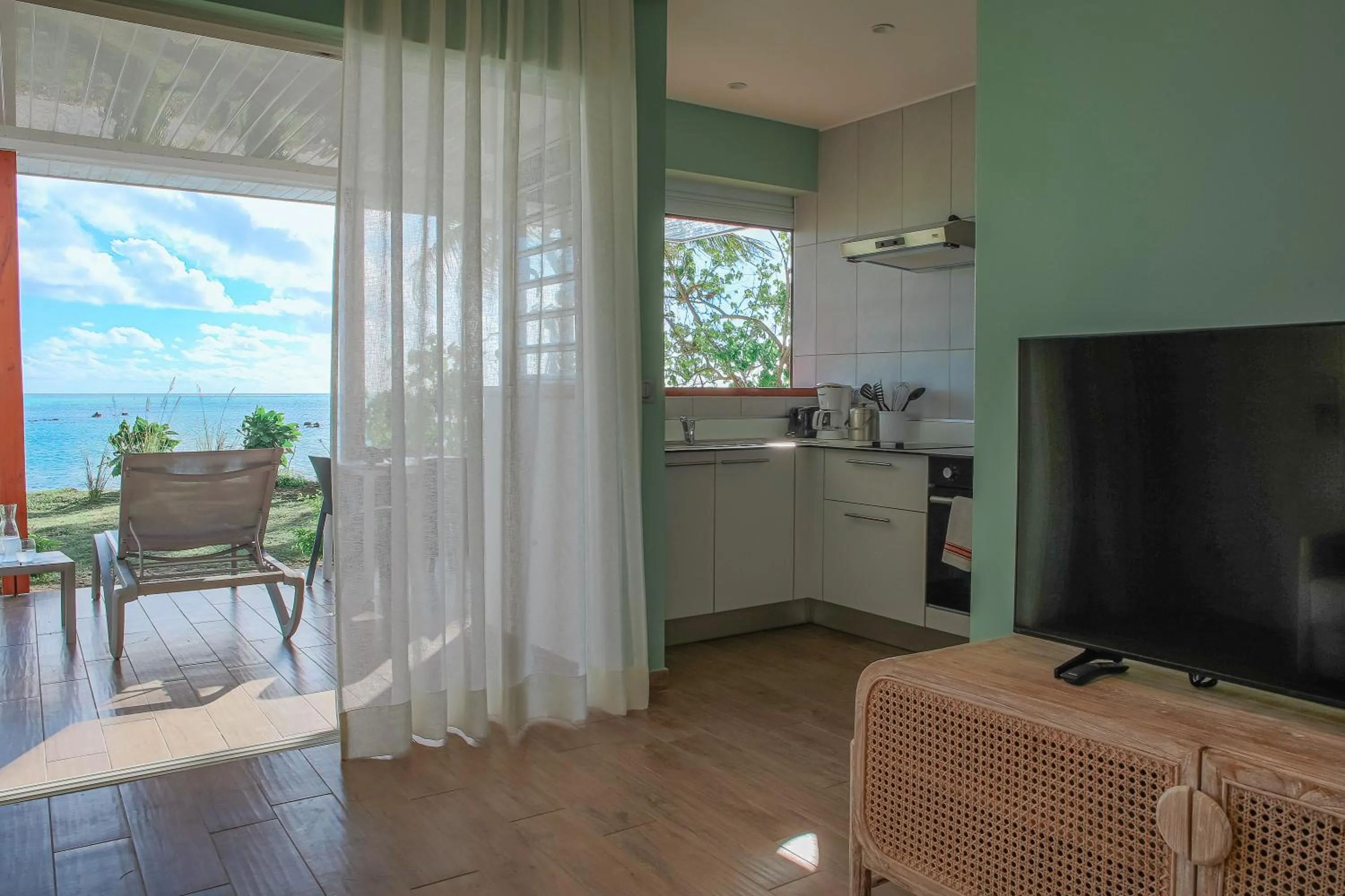 Kitchen or kitchenette in Niu Beach Hôtel Moorea