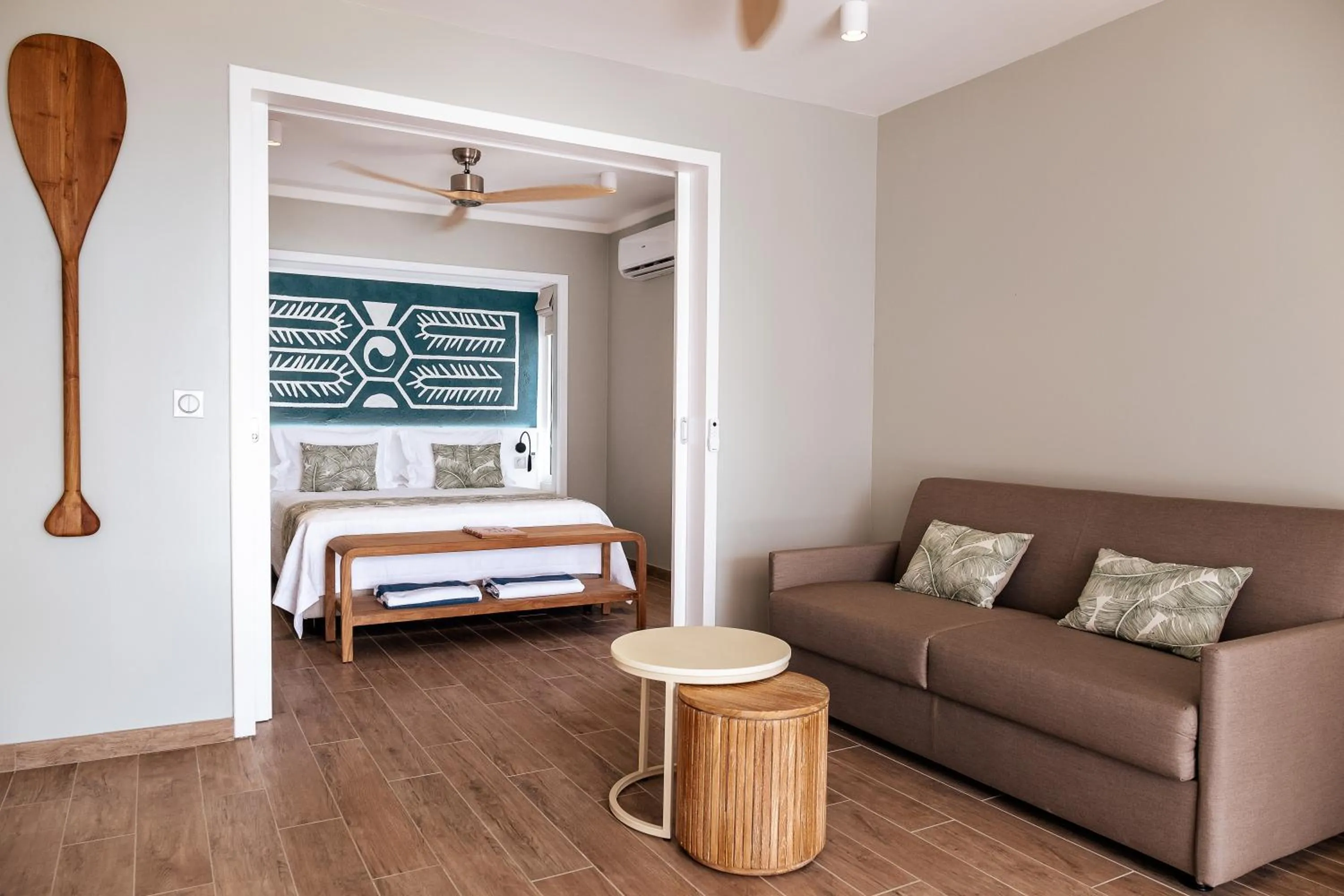 Living room, Bed in Niu Beach Hôtel Moorea