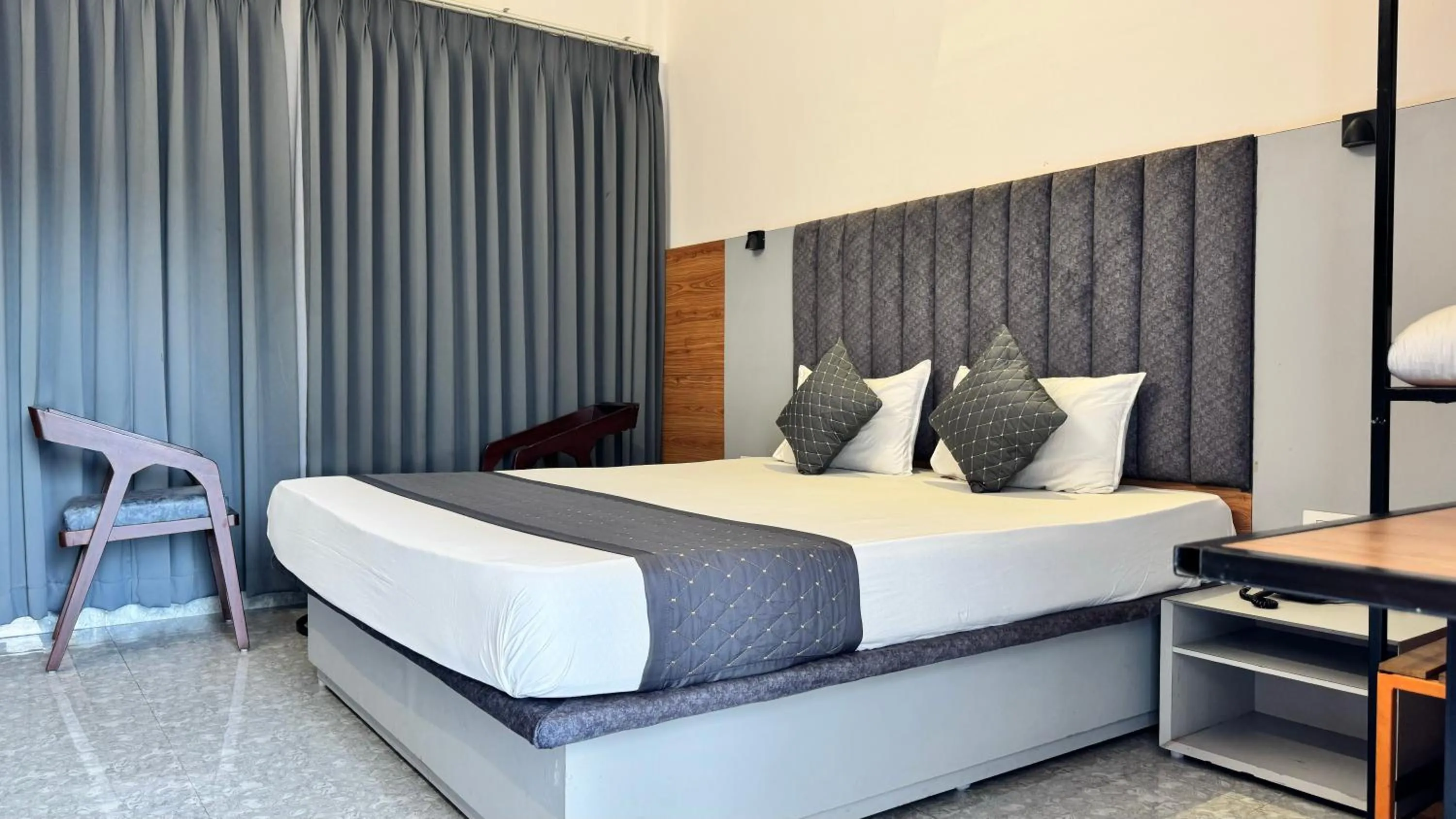 Bedroom, Bed in Hotel Insta 18