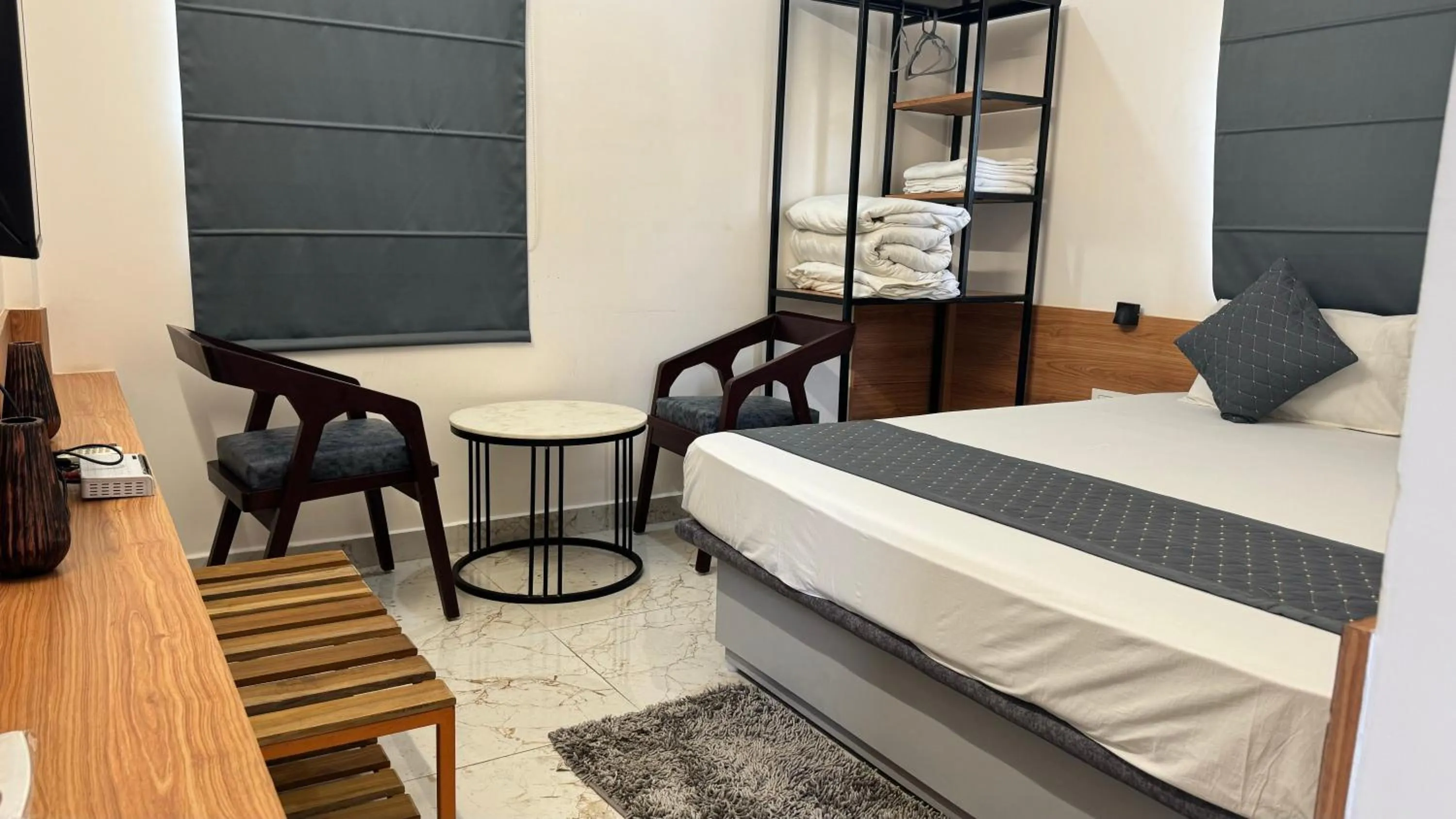 Bedroom, Bed in Hotel Insta 18