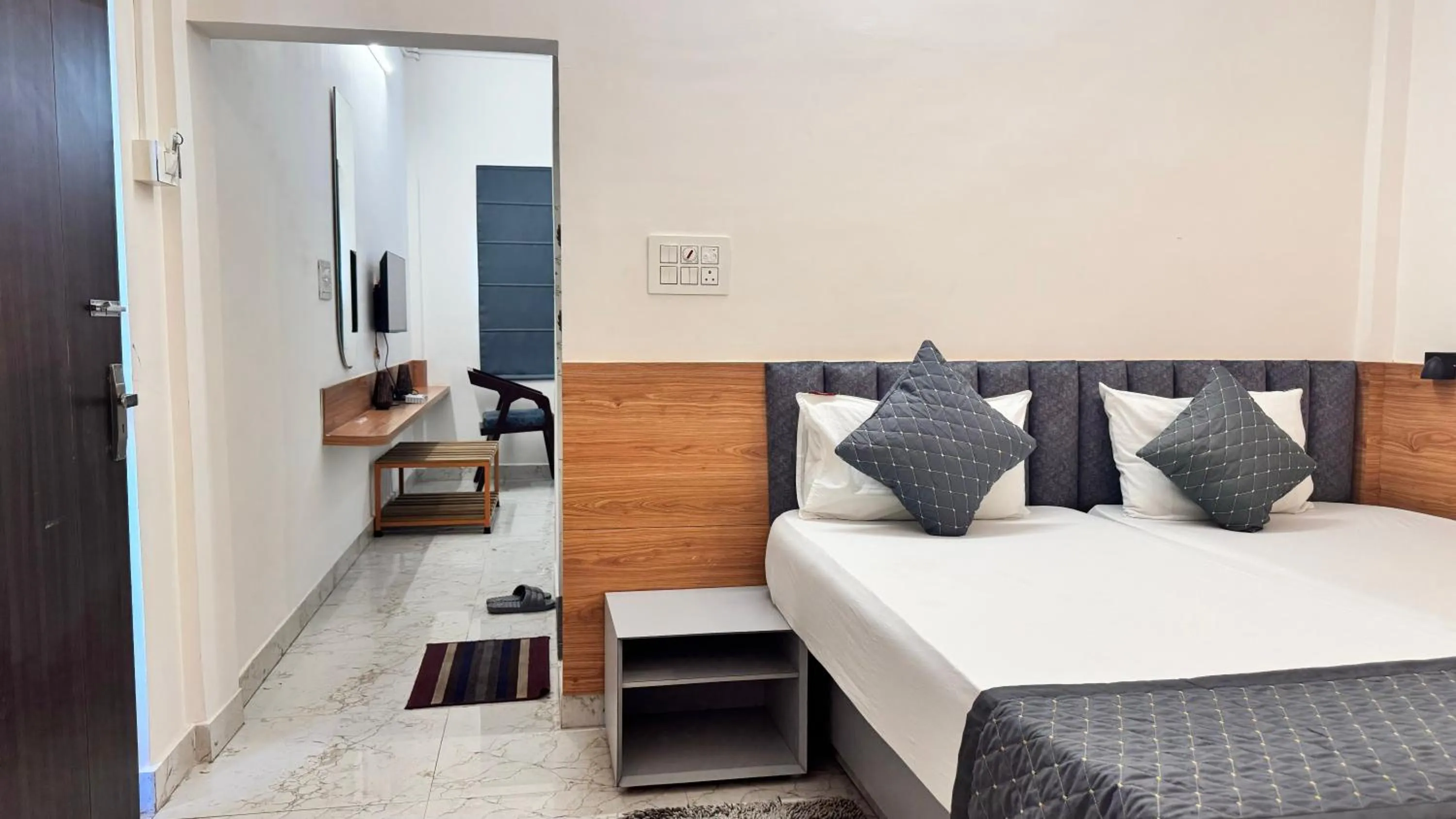 Bedroom, Bed in Hotel Insta 18