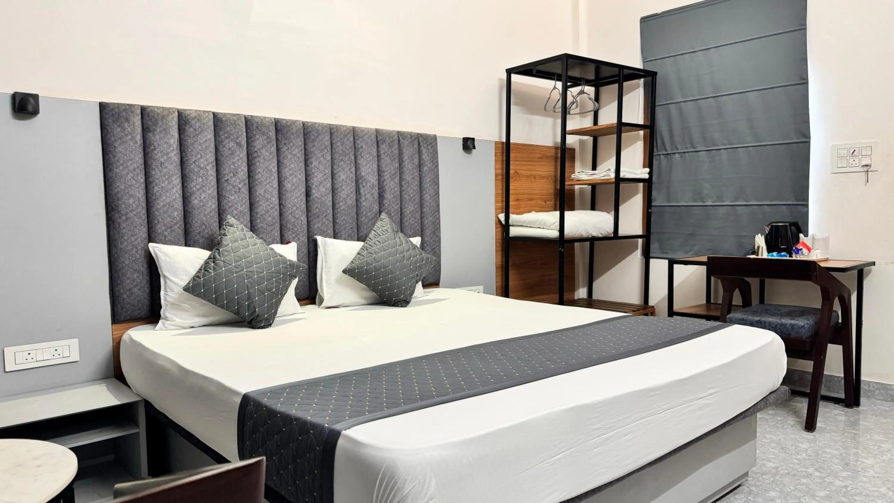 Bedroom, Bed in Hotel Insta 18