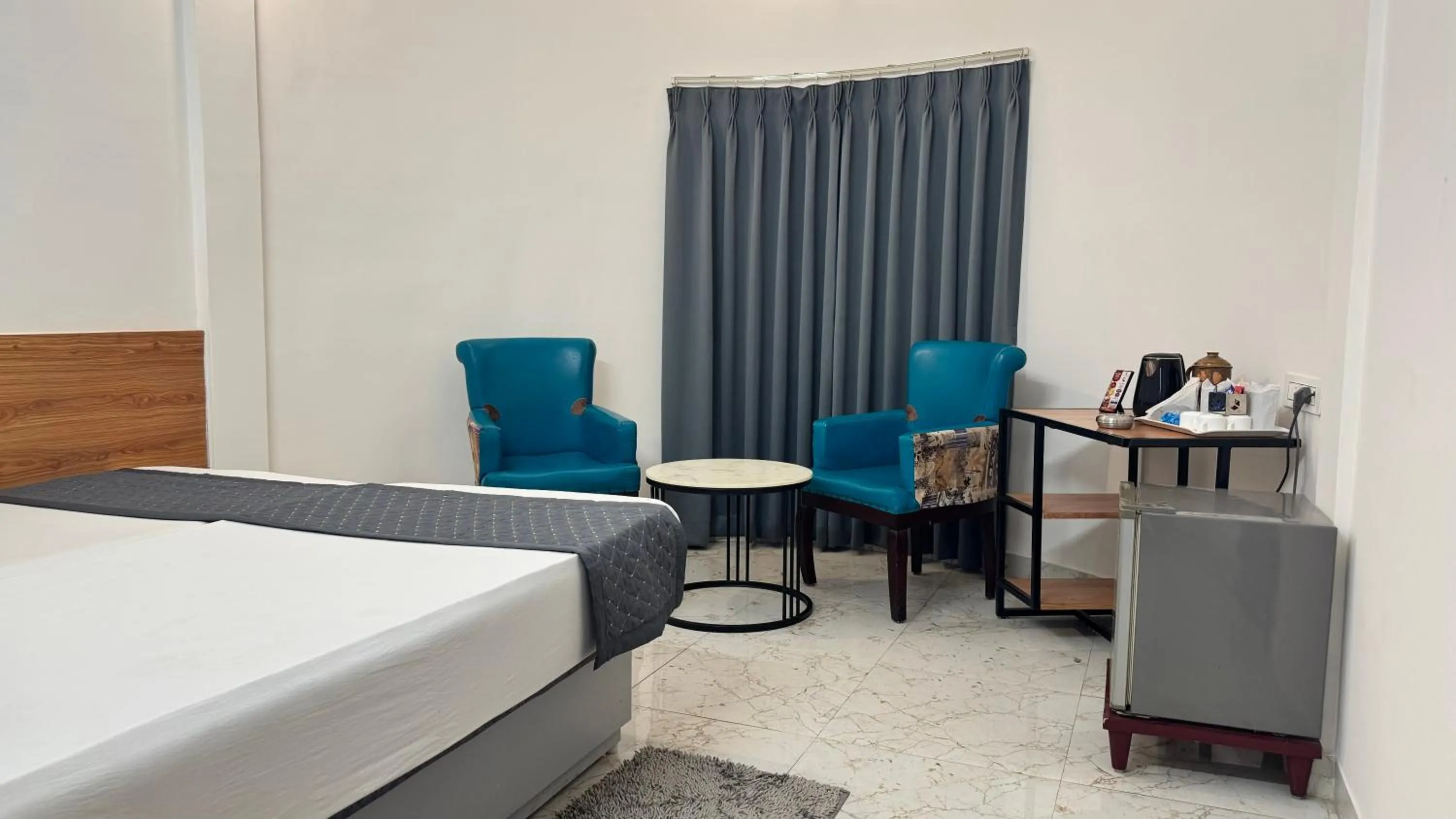 Living room, Bed in Hotel Insta 18