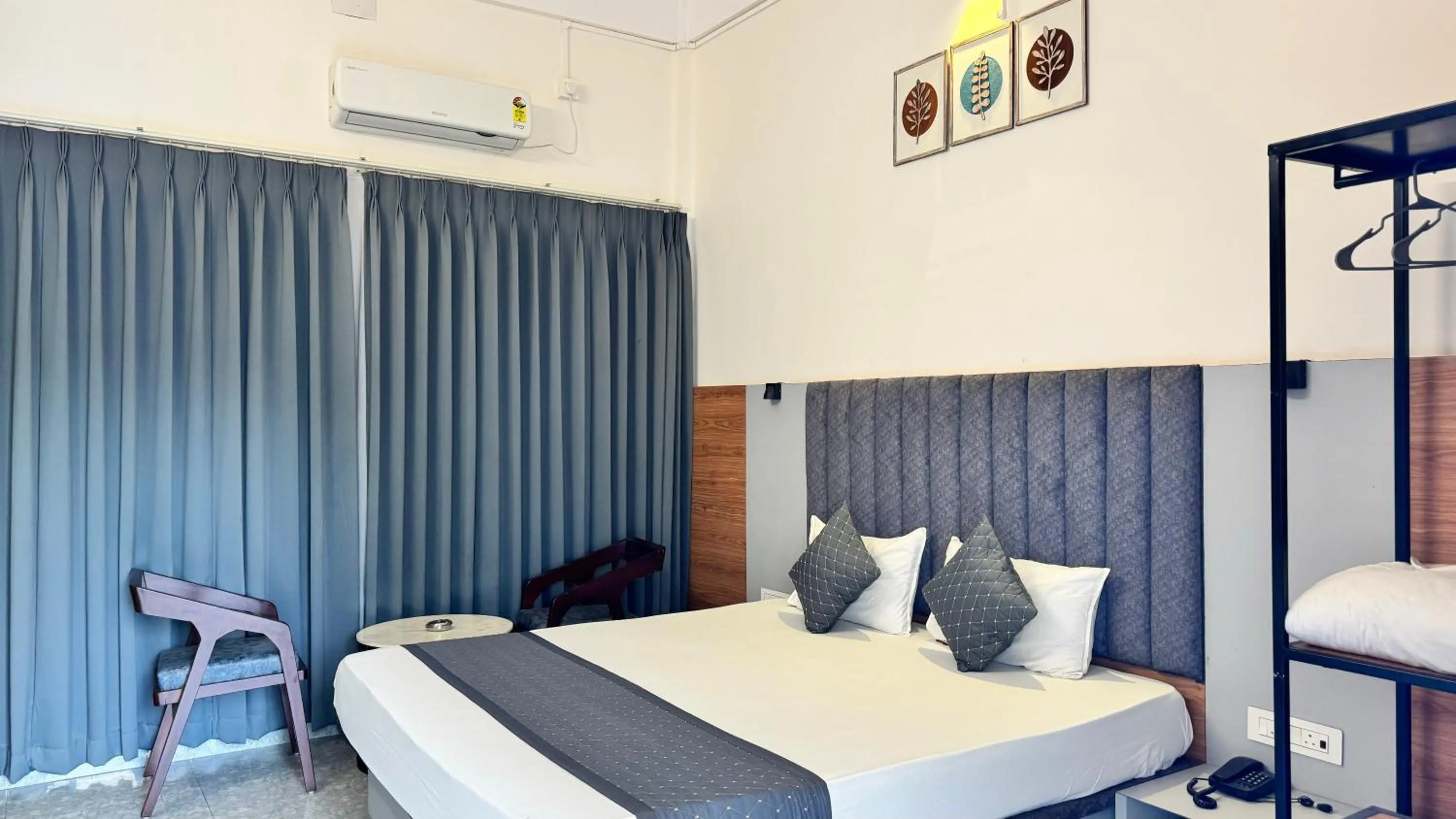 Bedroom, Bed in Hotel Insta 18