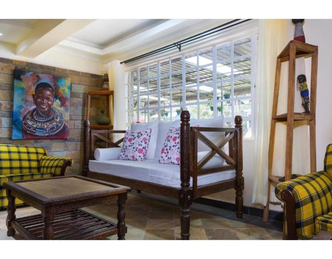 Seating area, Bed in Tobriana