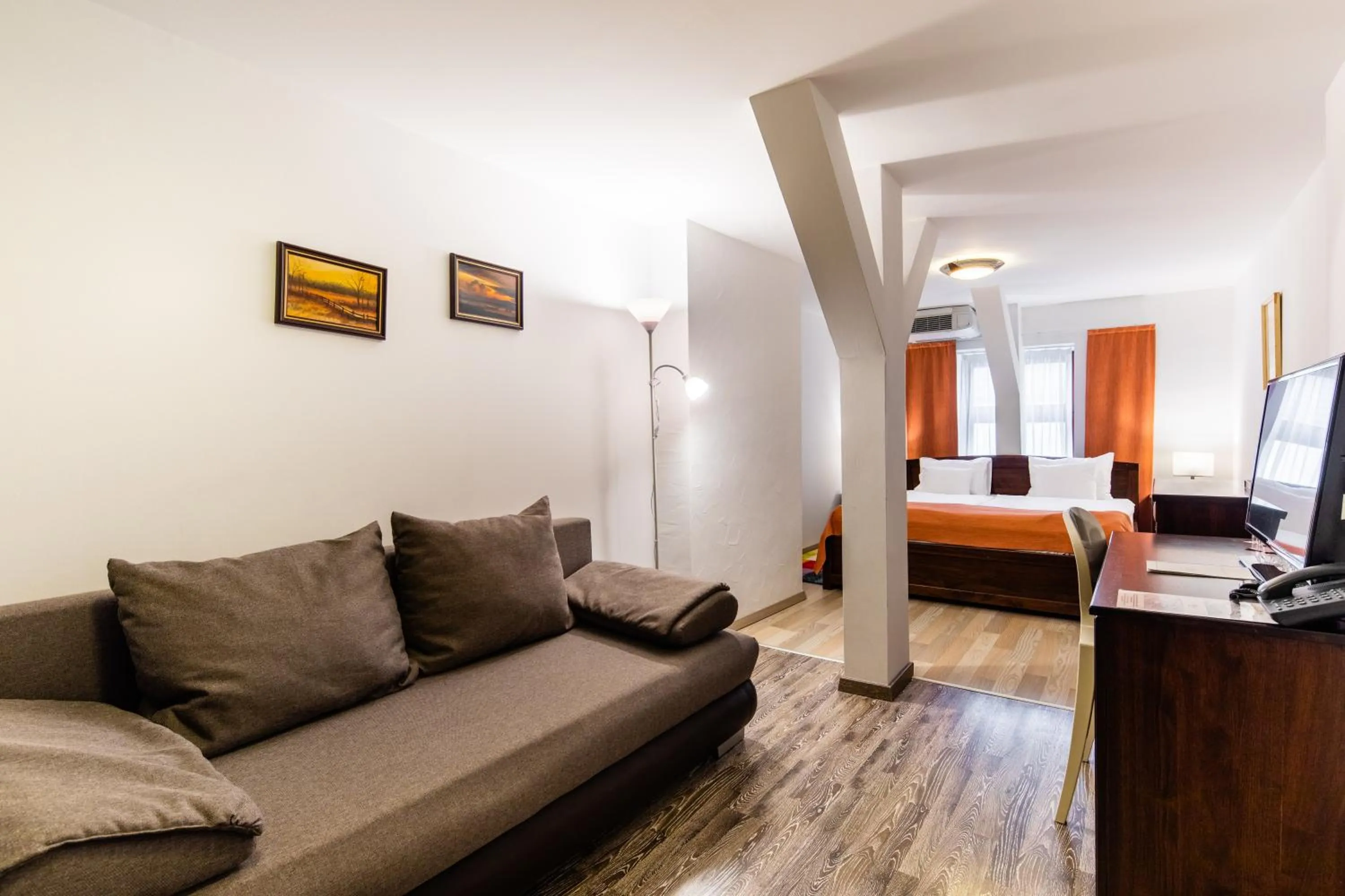 Living room, Bed in Hotel Vécsecity