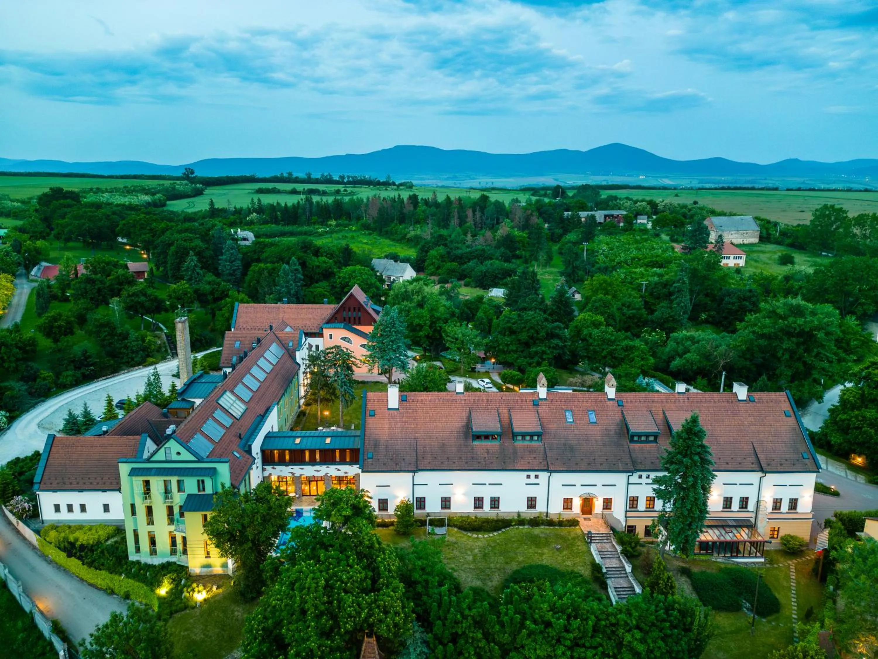 Property building in Hotel Vécsecity