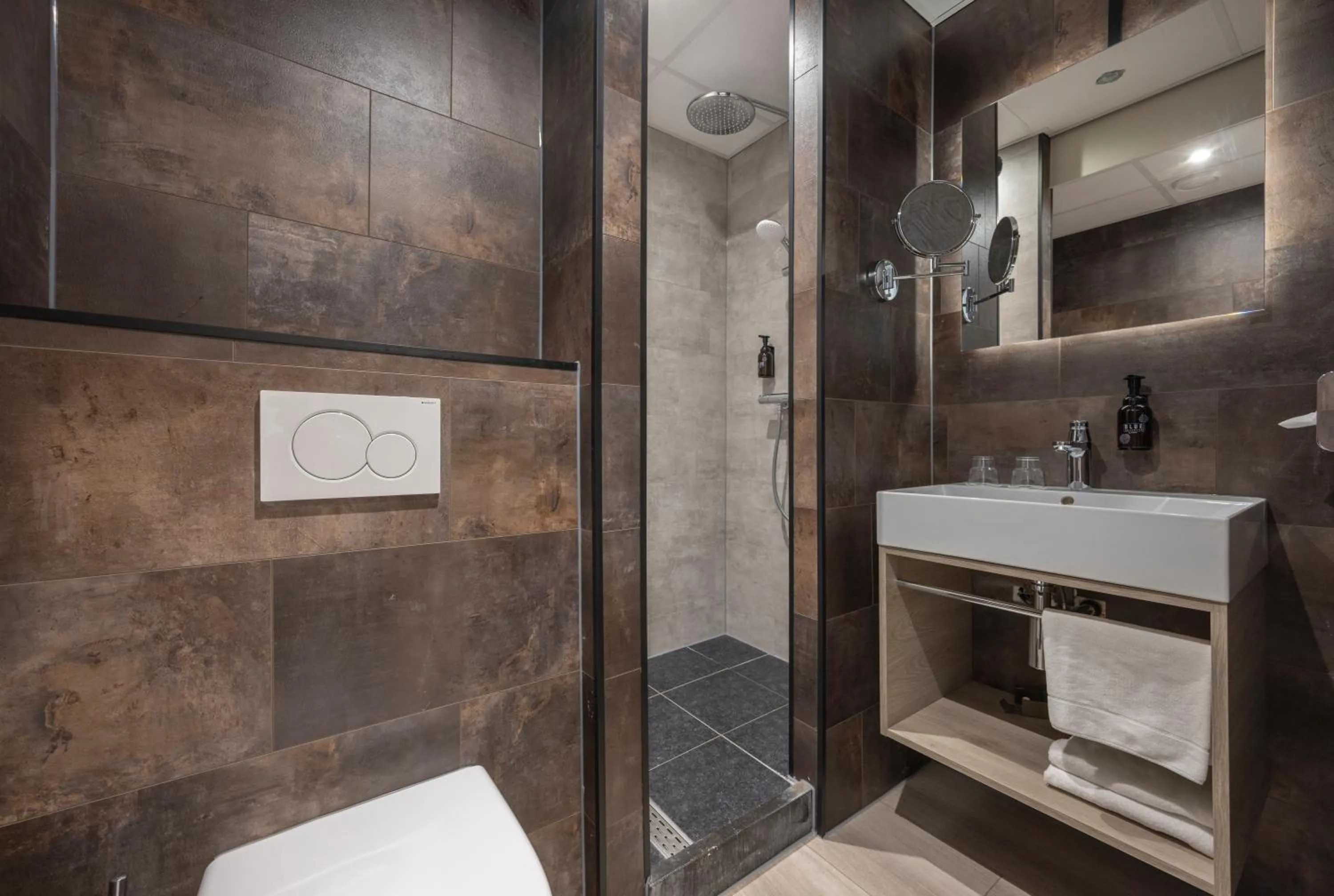 Bathroom in Fletcher Hotel Jan van Scorel