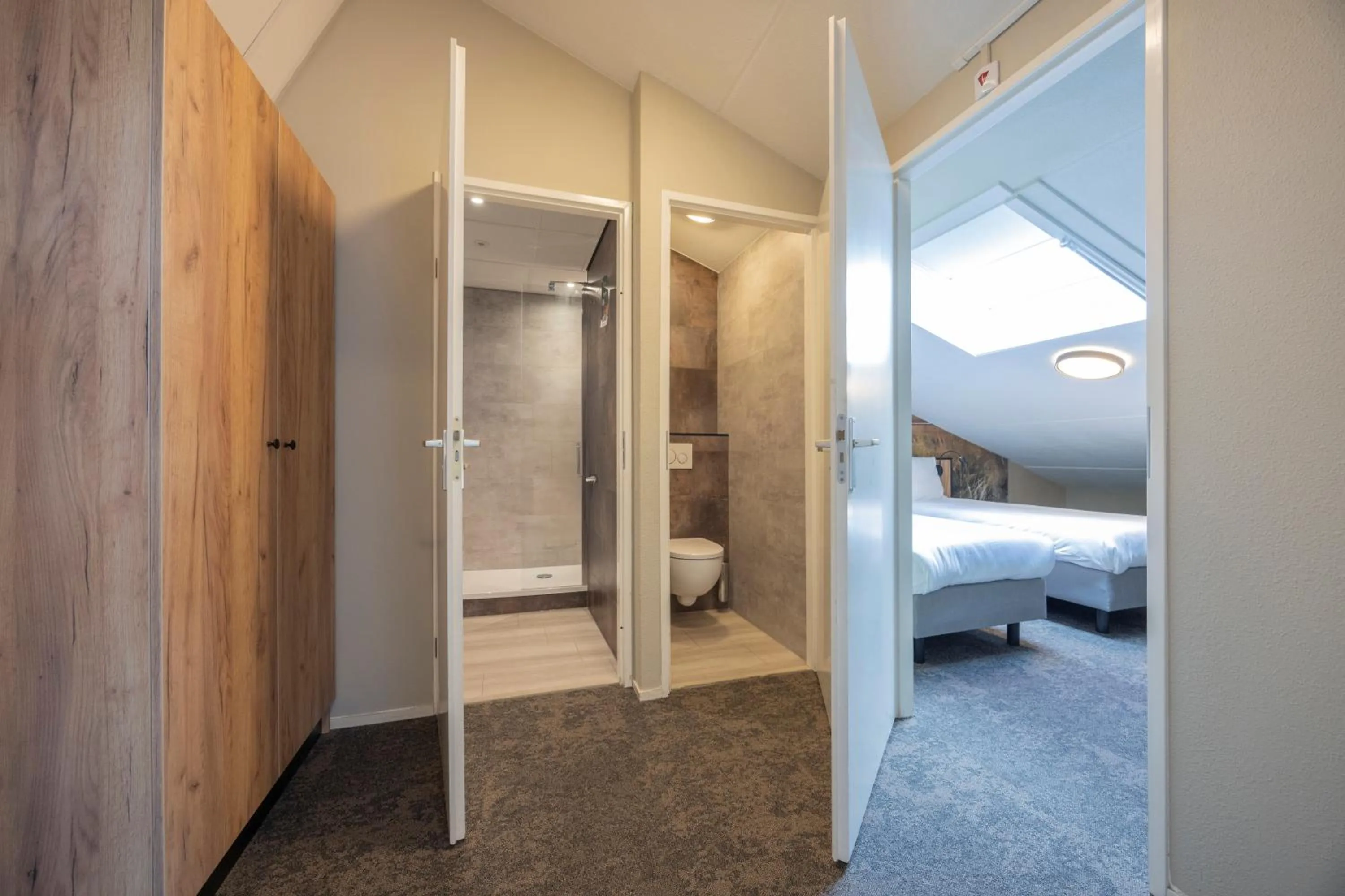 Toilet, Bed in Fletcher Hotel Jan van Scorel