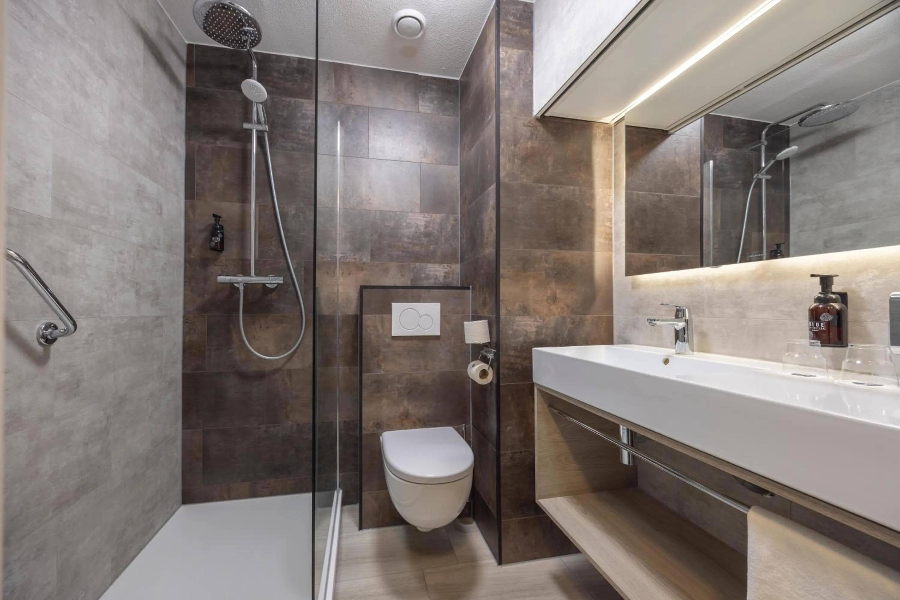 Bathroom in Fletcher Hotel Jan van Scorel