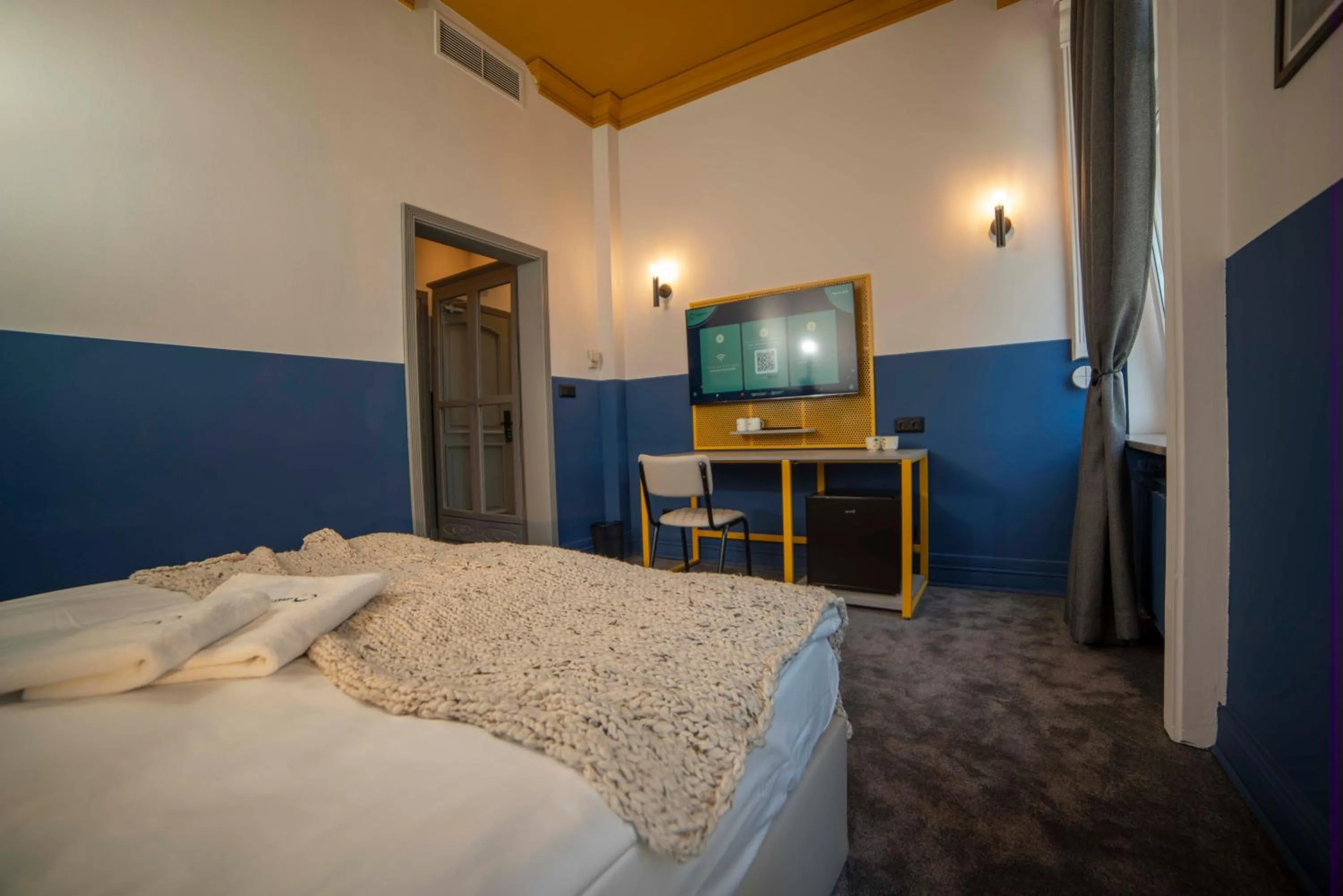 TV and multimedia, Bed in Maria Luisa by INTROVERT HOTELS