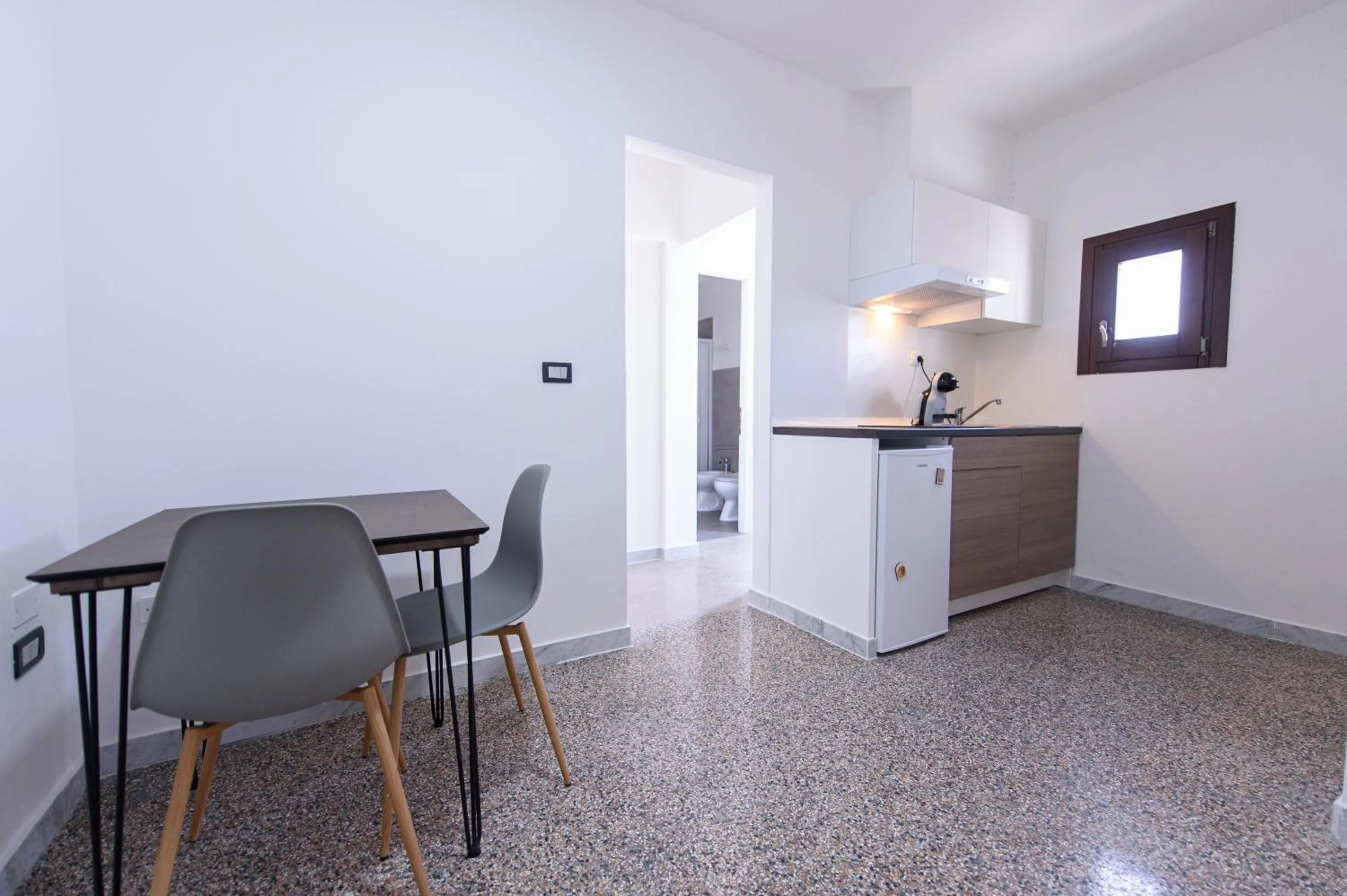 Kitchen or kitchenette, Dining Area in Al Rayyan - Affittacamere