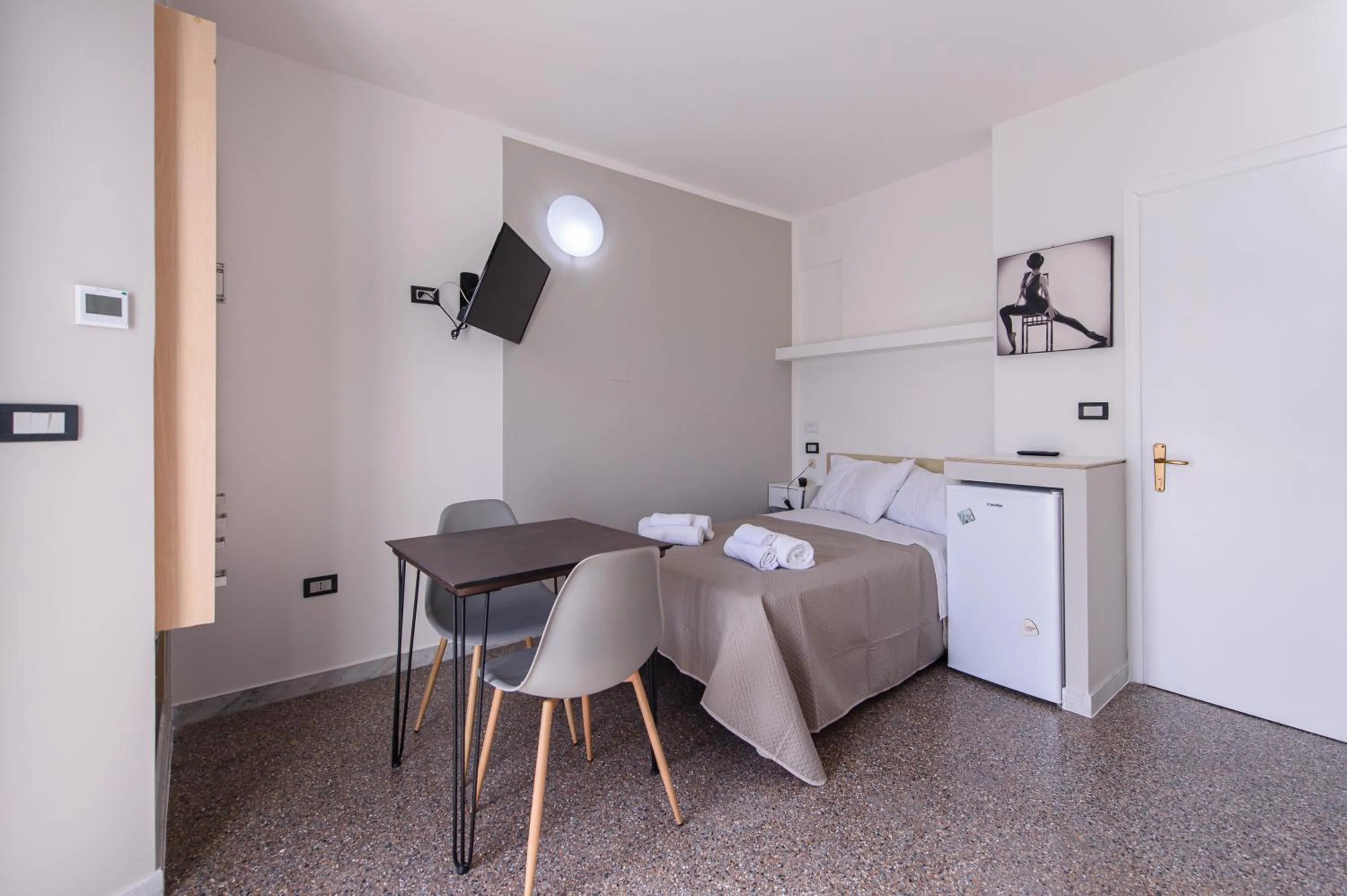 Bed, Dining Area in Al Rayyan - Affittacamere