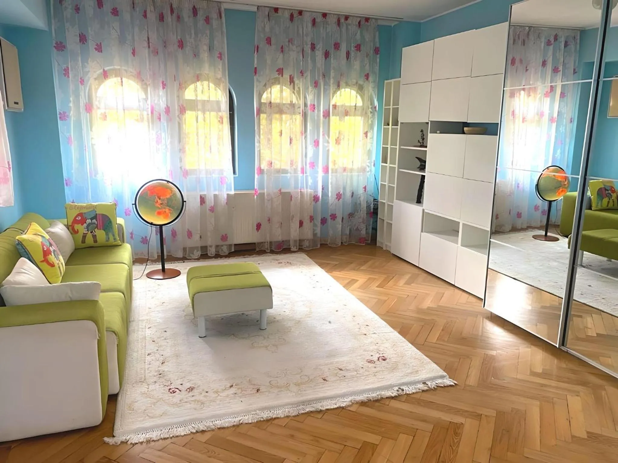 Seating area in Luxuria Central Villa Bucharest