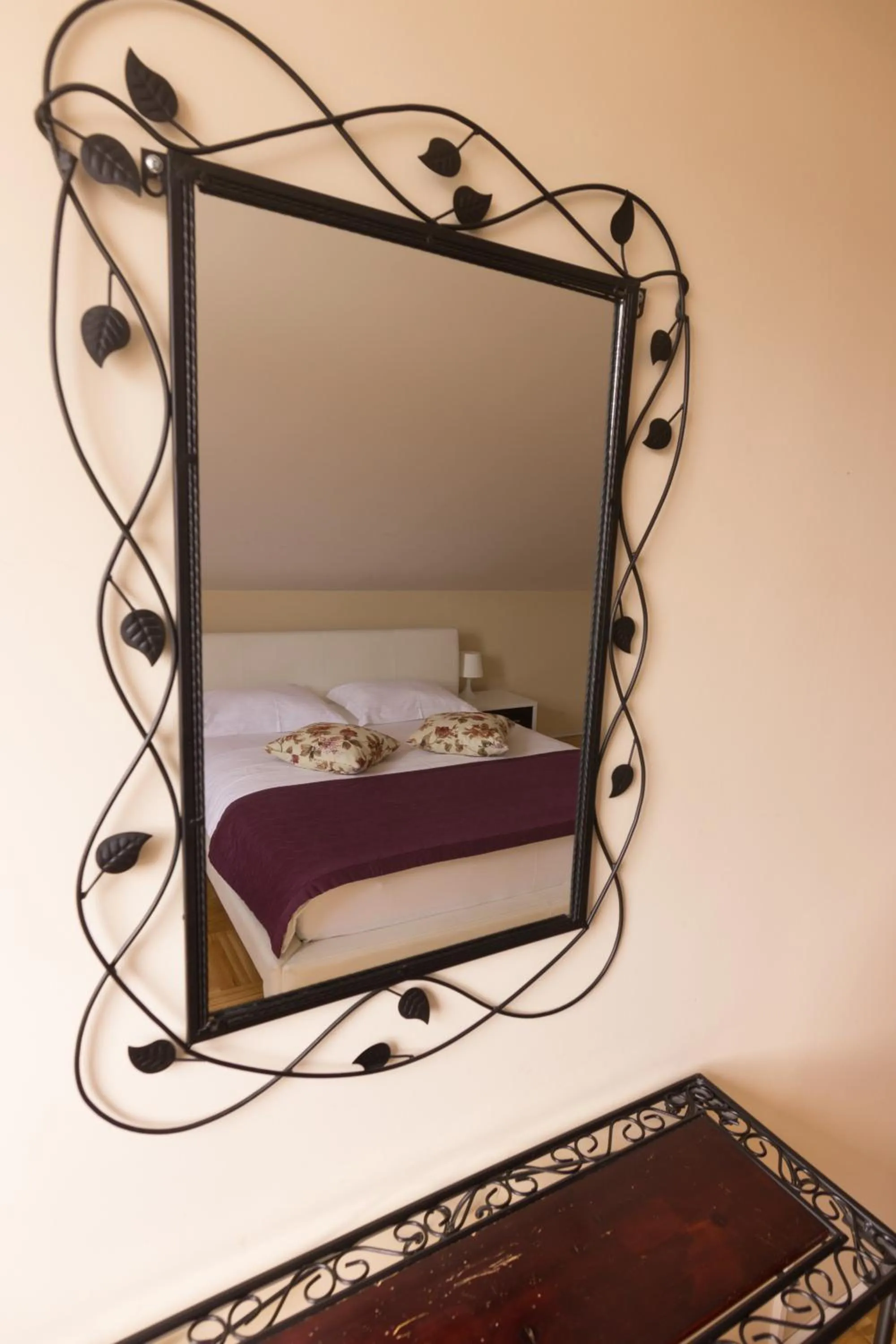 Decorative detail, Bed in F Apartmani Kragujevac