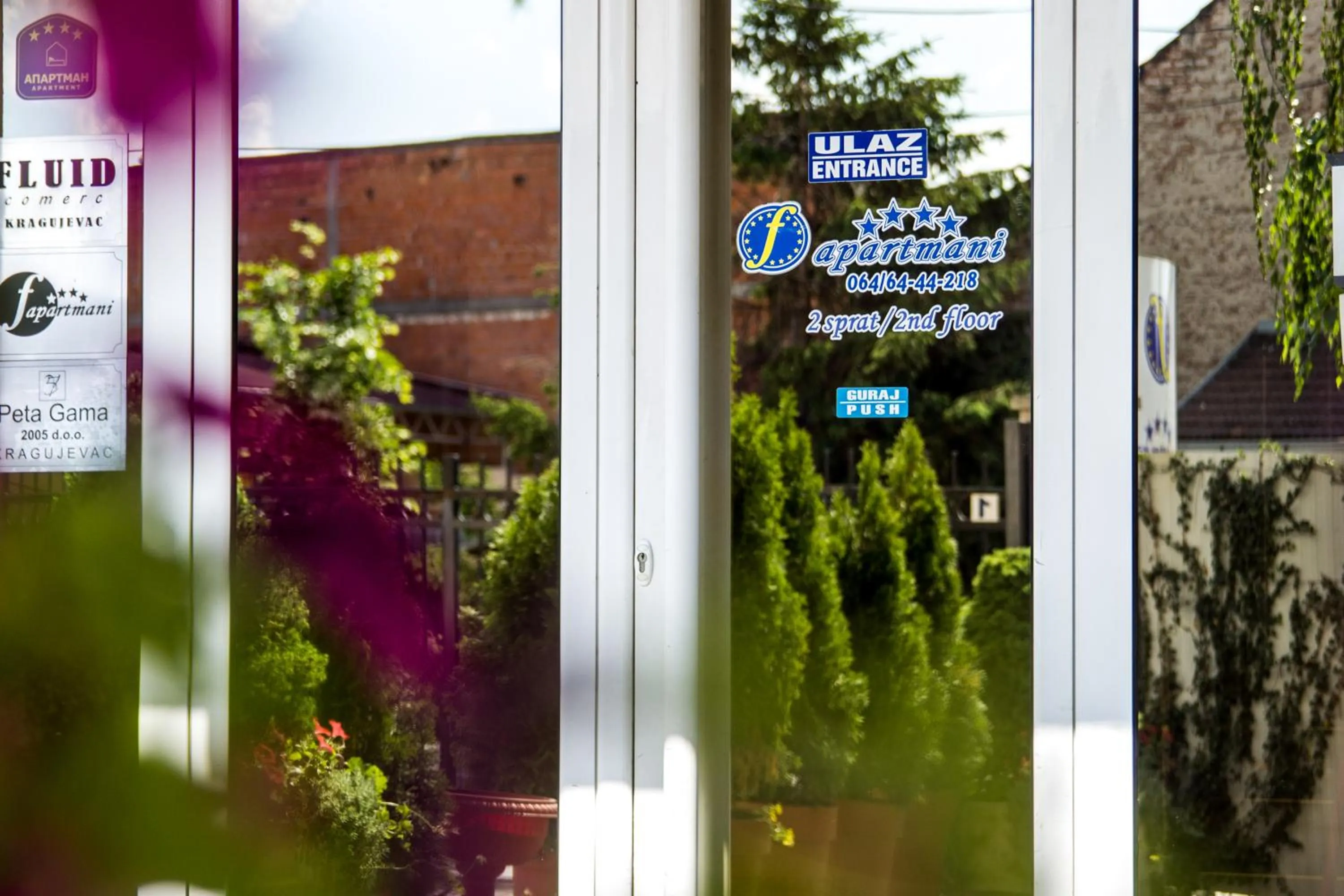 Property logo or sign in F Apartmani Kragujevac