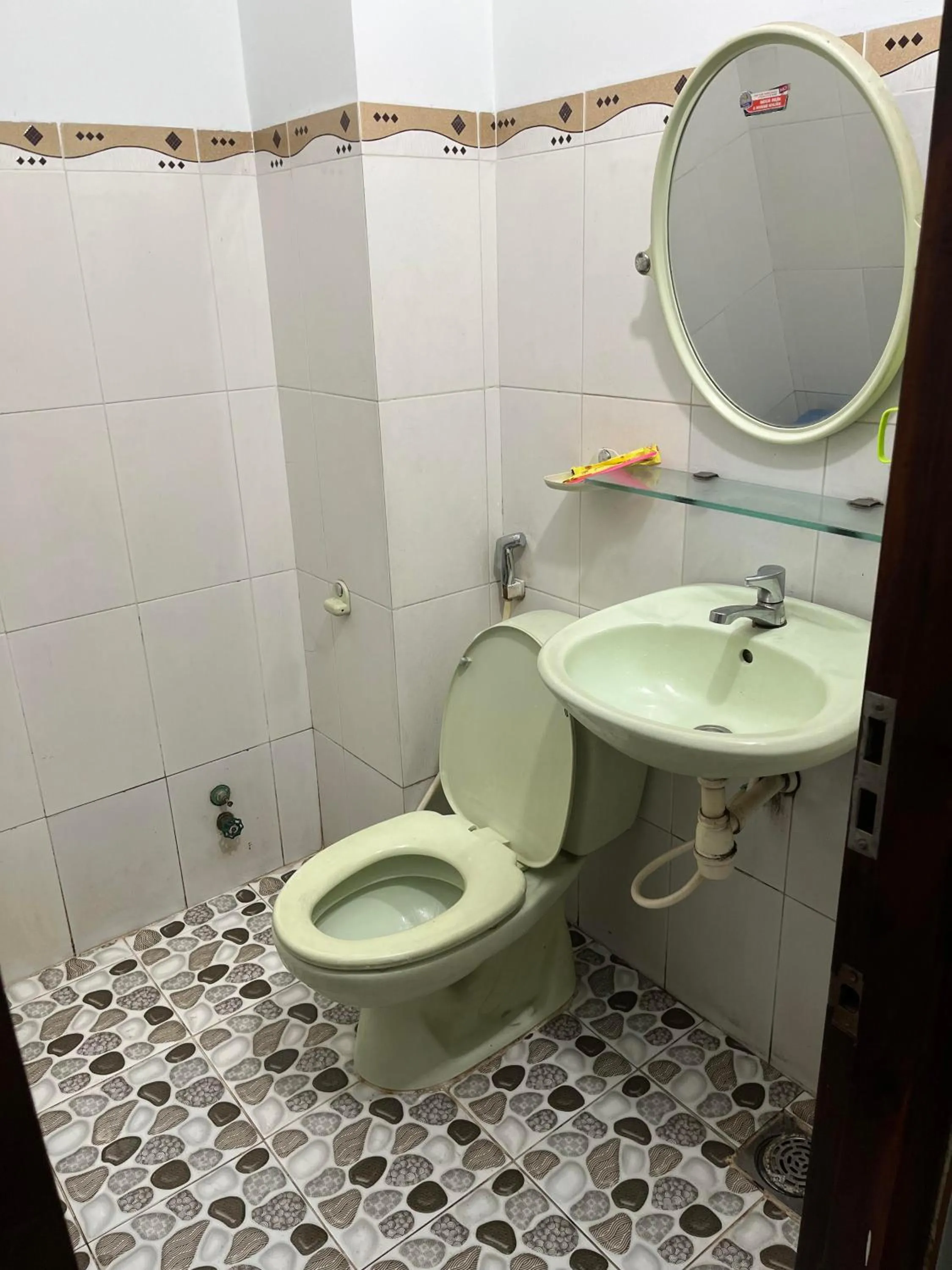 Shower in Cát Phượng Motel