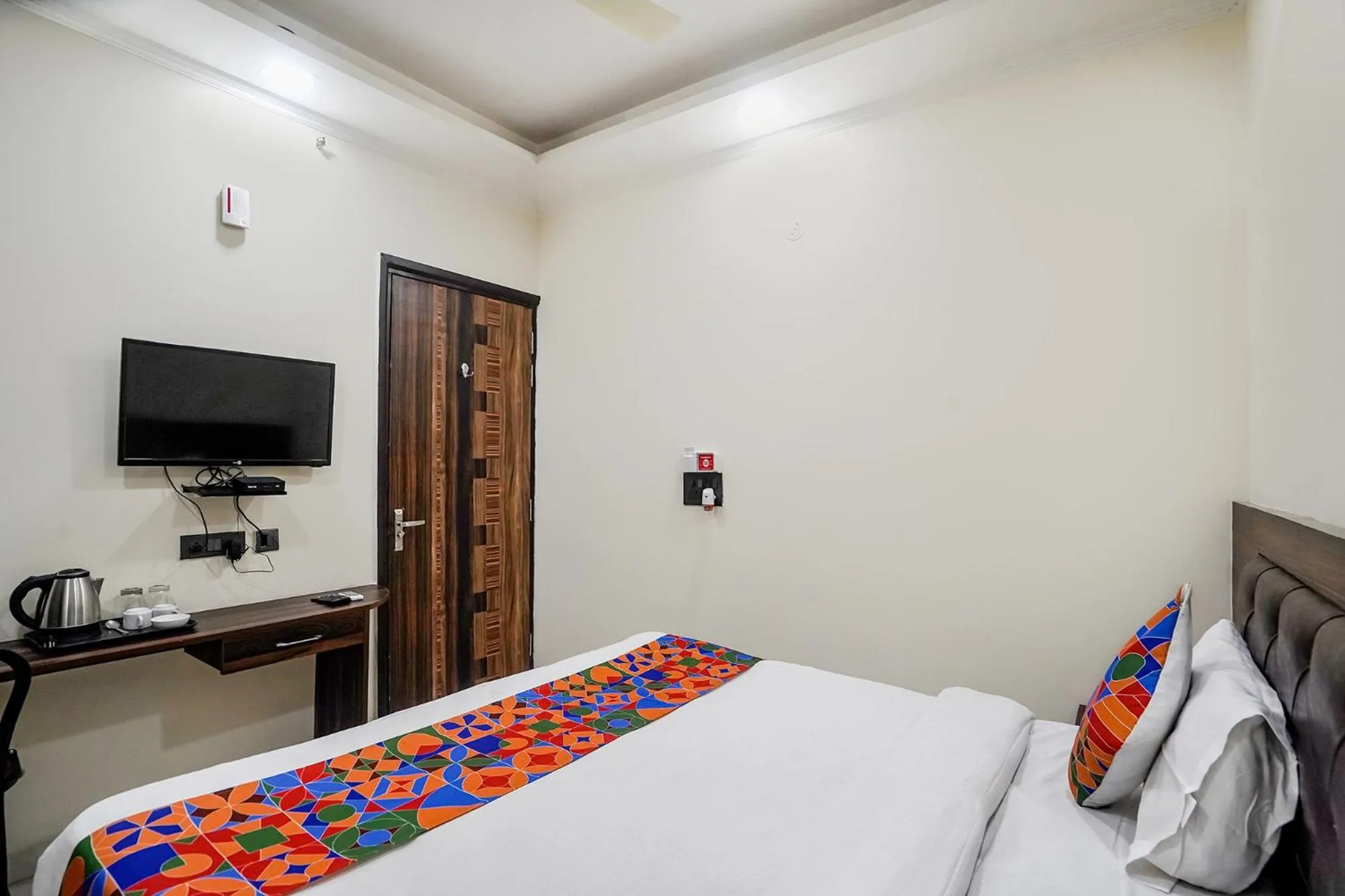 Bed in FabHotel 17 Suites - Kailash hospital