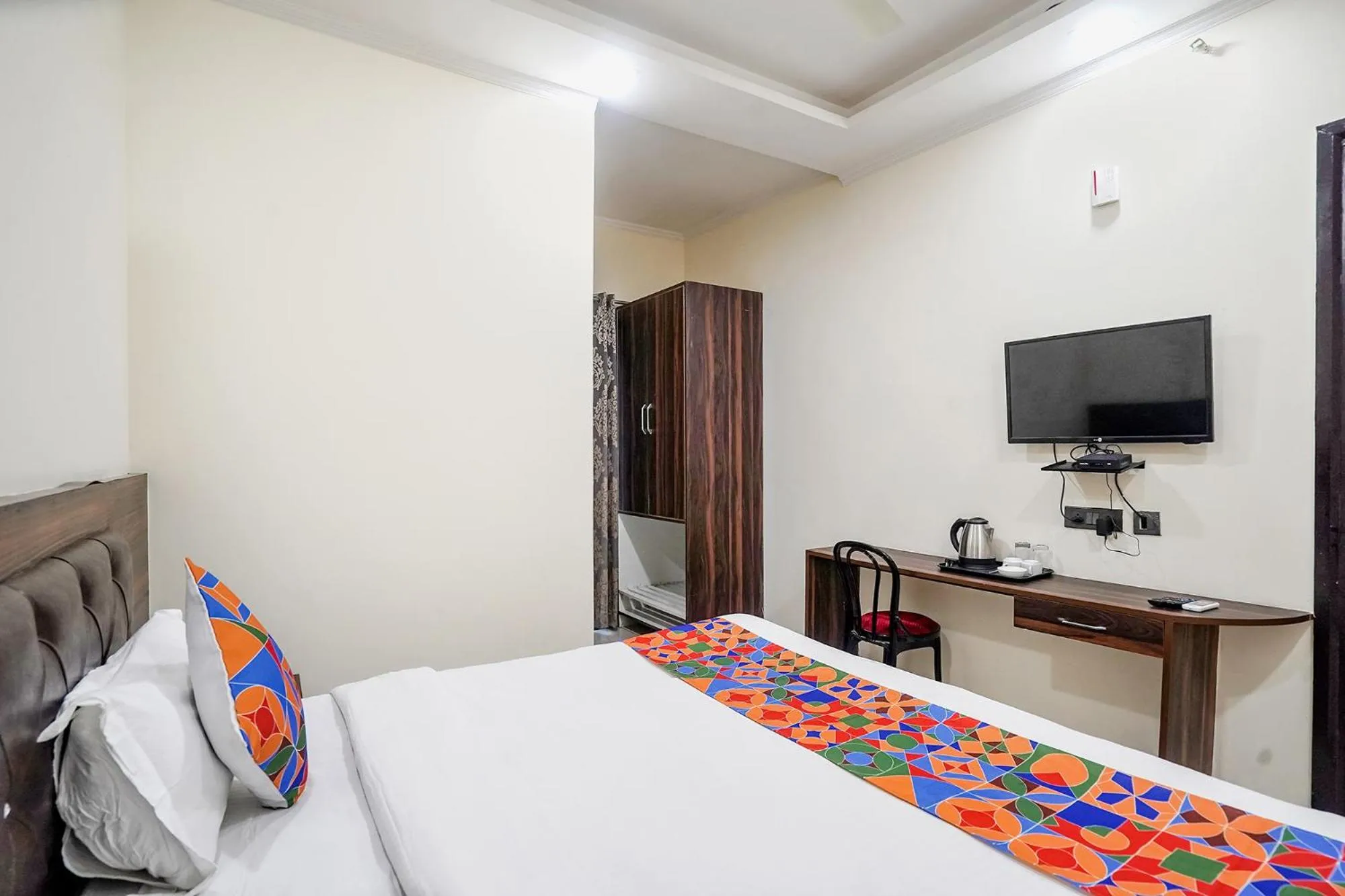 Bed in FabHotel 17 Suites - Kailash hospital