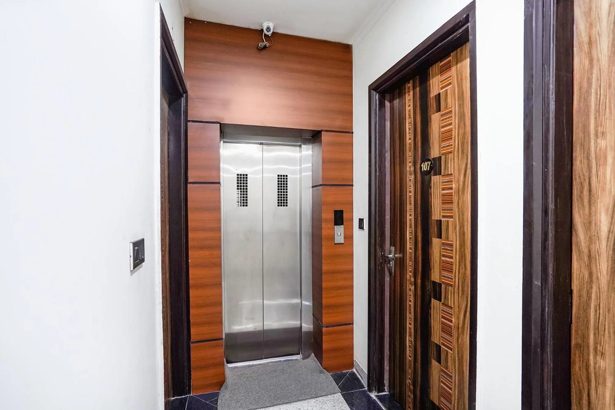 elevator in FabHotel 17 Suites - Kailash hospital