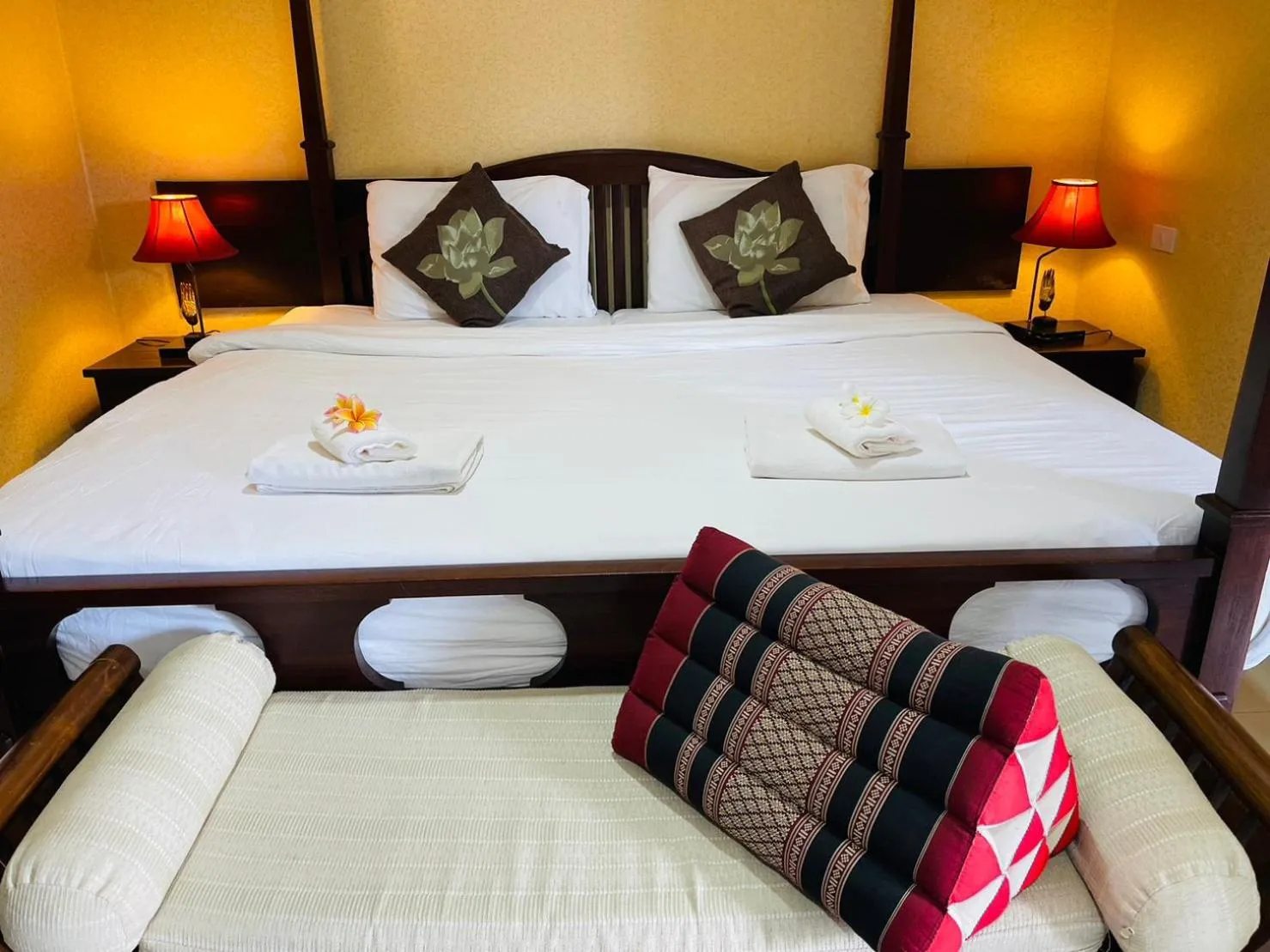 Bed in Na Thapae Chiangmai Hotel